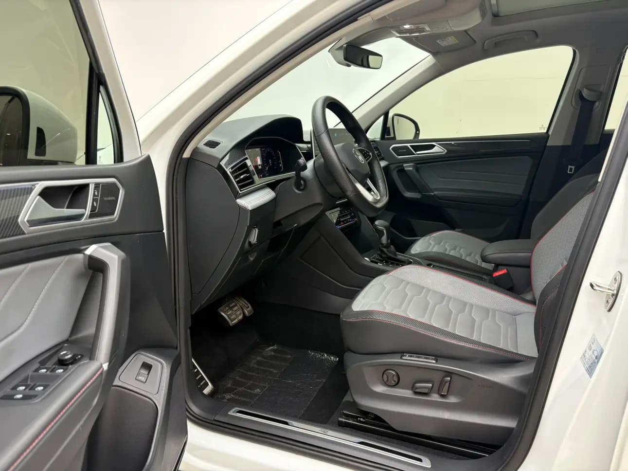 Volkswagen Tiguan L 2023 г. 39070 км. — фото 19