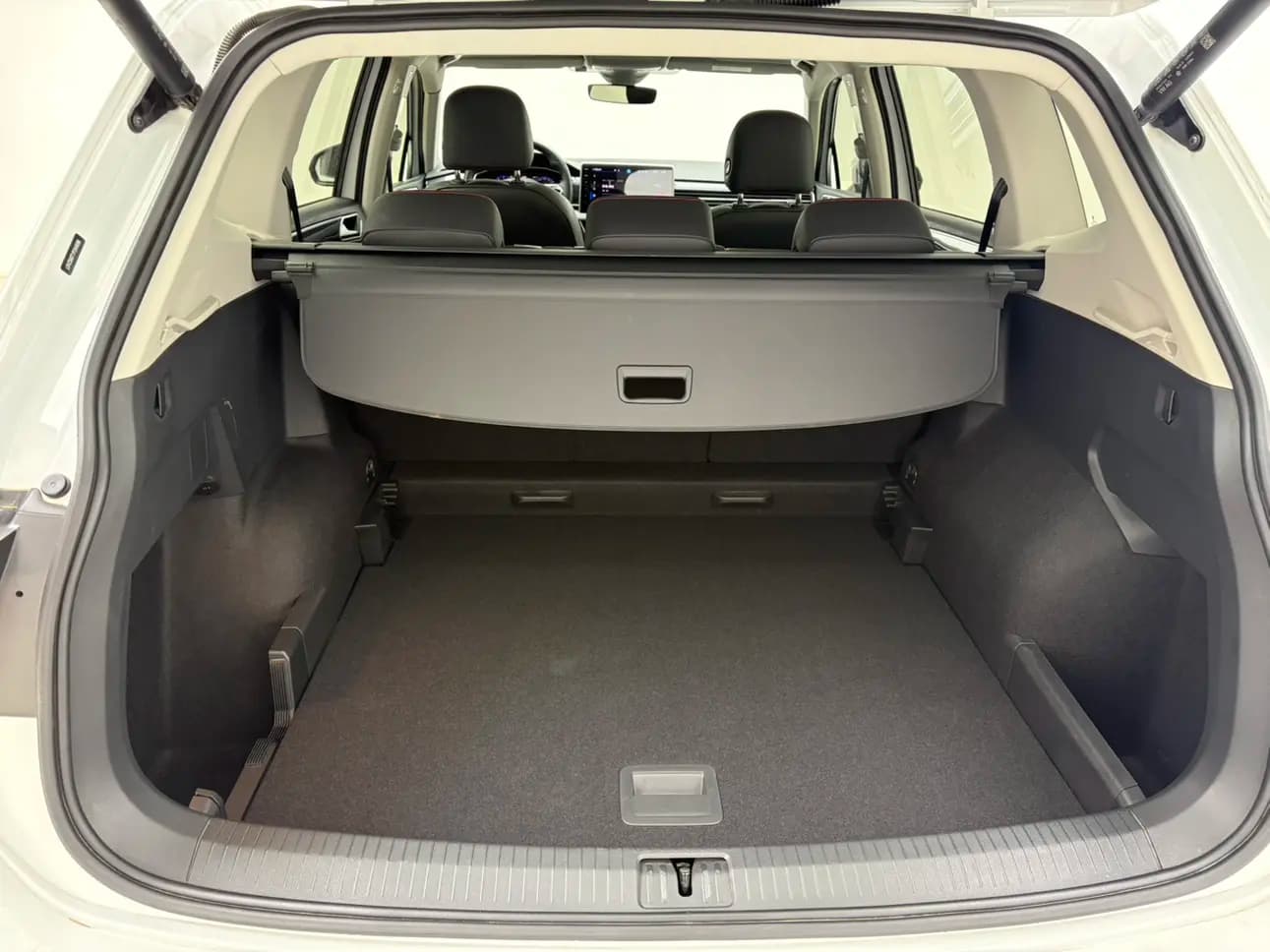 Volkswagen Tiguan L 2023 г. 39070 км. — фото 20