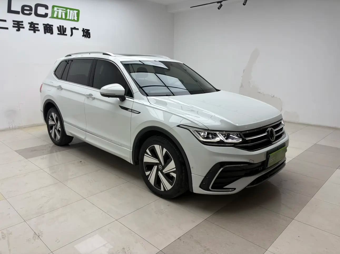 Volkswagen Tiguan L 2023 г. 39070 км. — фото 3