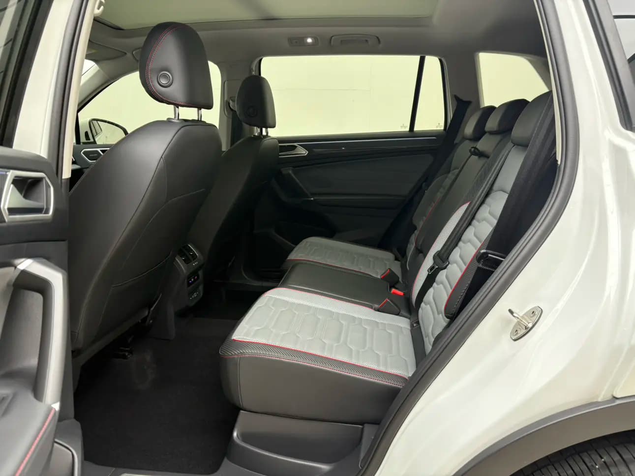 Volkswagen Tiguan L 2023 г. 39070 км. — фото 21