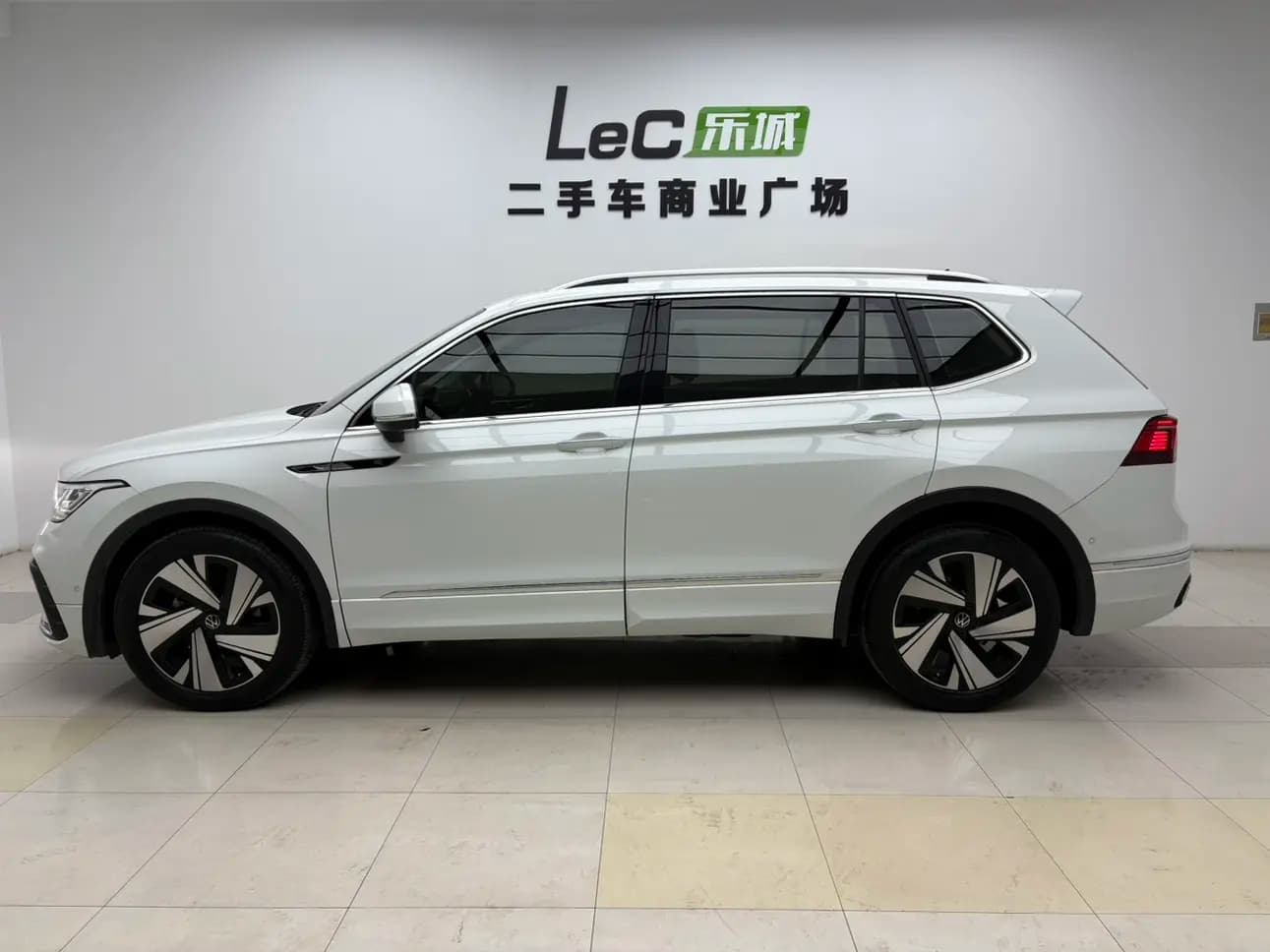 Volkswagen Tiguan L 2023 г. 39070 км. — фото 4