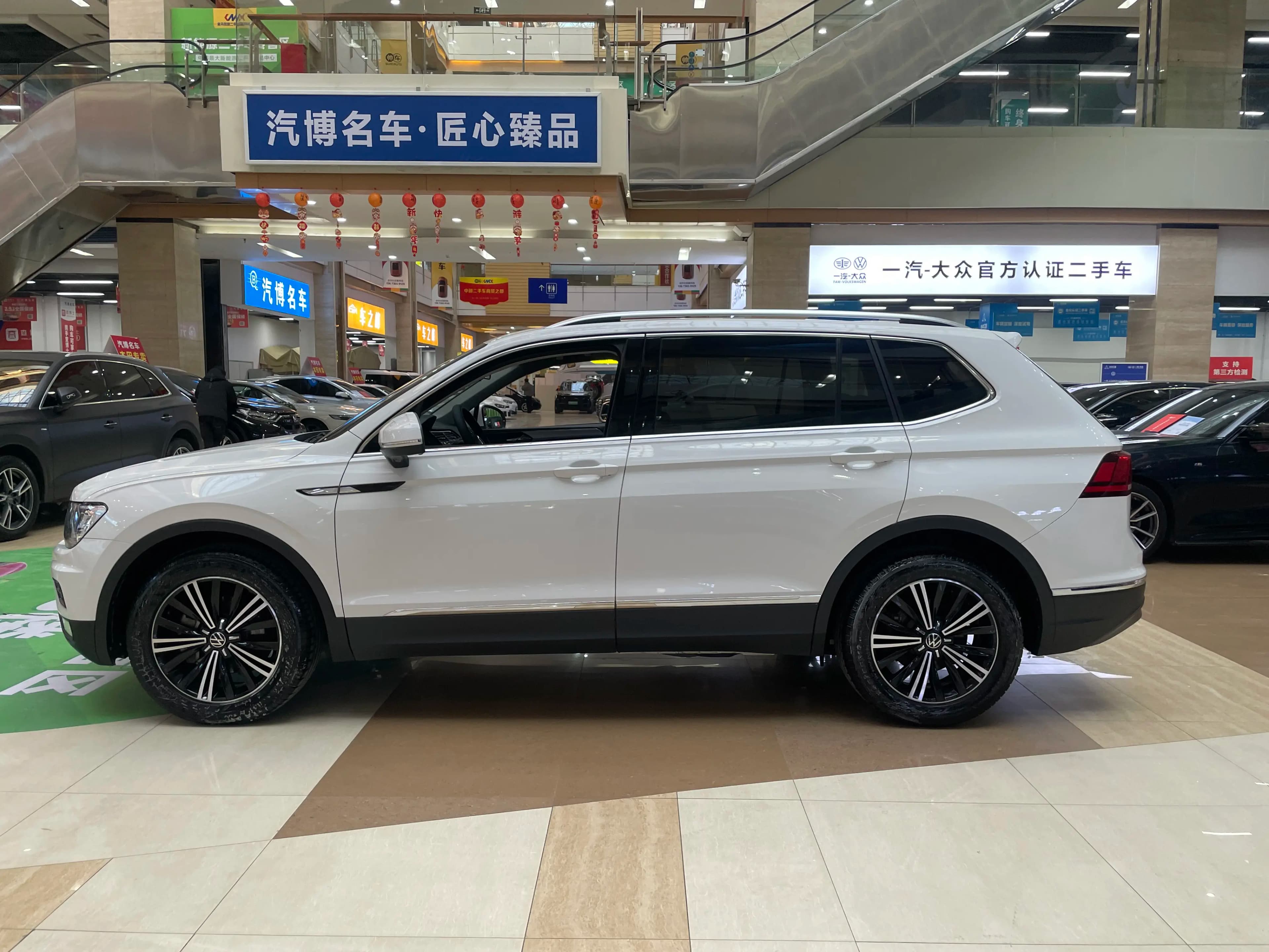 Volkswagen Tiguan L 2021 г. 42073 км. — фото 3