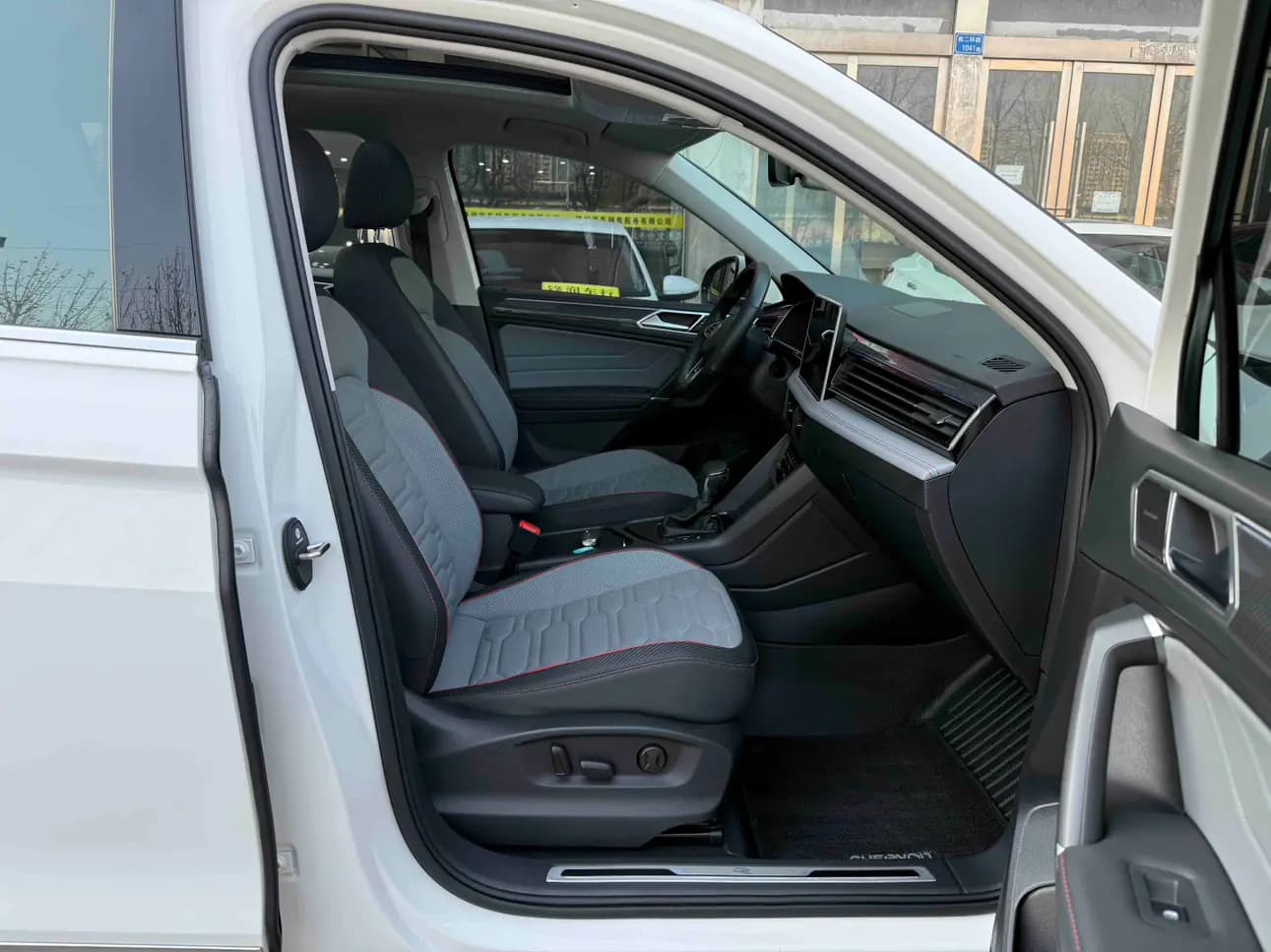 Volkswagen Tiguan L 2022 г. 51082 км. — фото 10