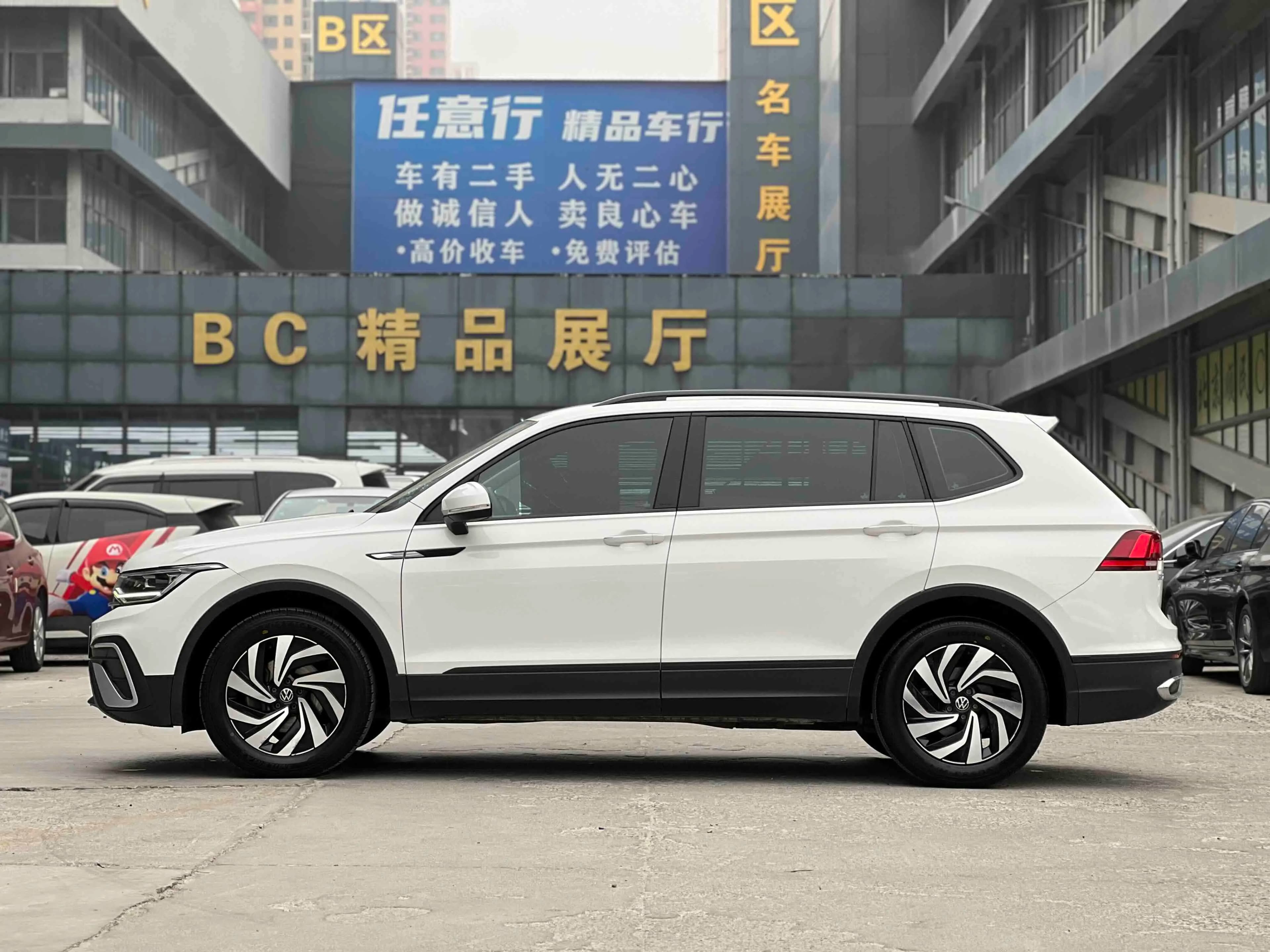 Volkswagen Tiguan L 2022 г. 110086 км. — фото 4