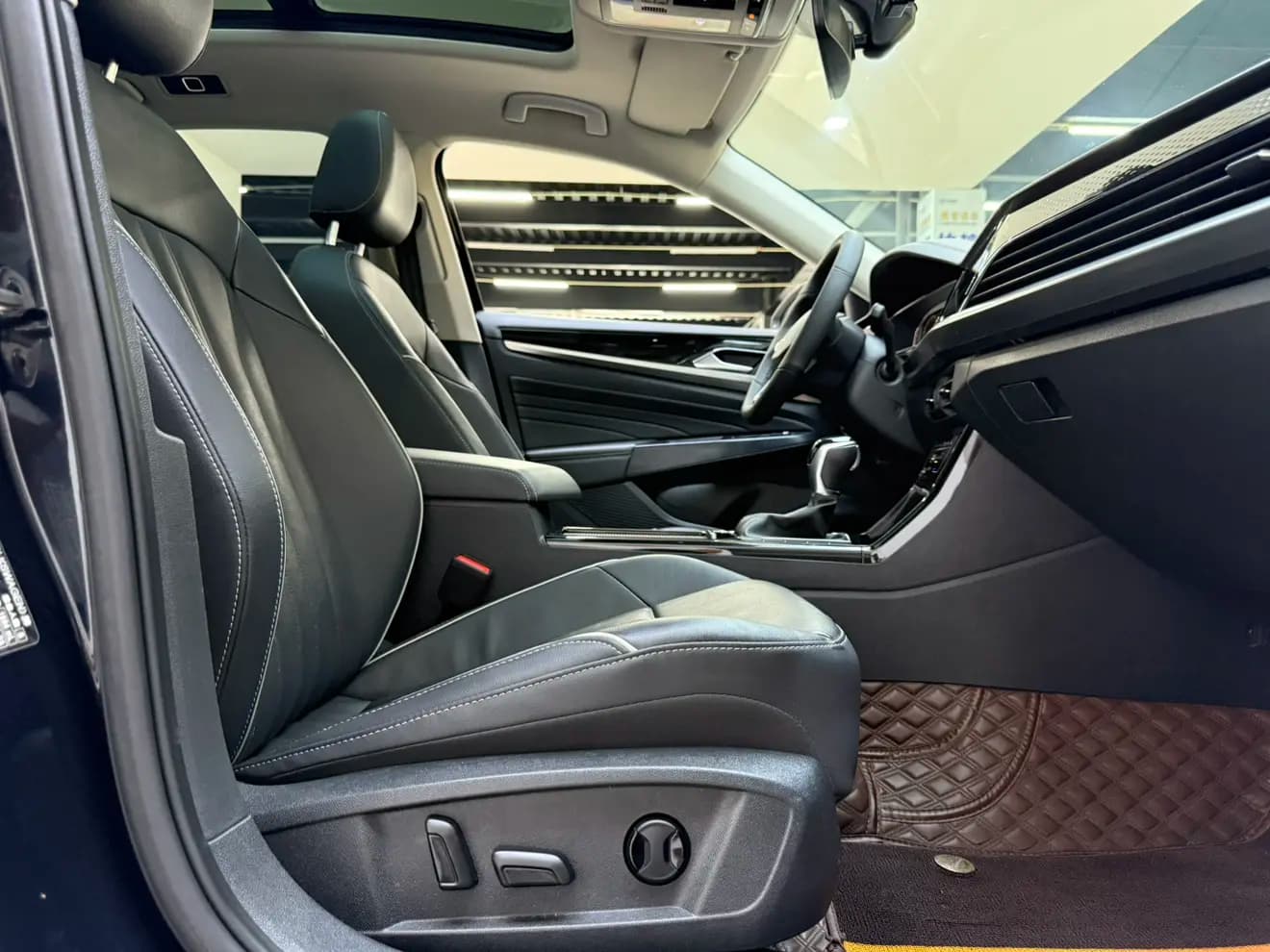 Volkswagen Passat 2023 г. 68085 км. — фото 16