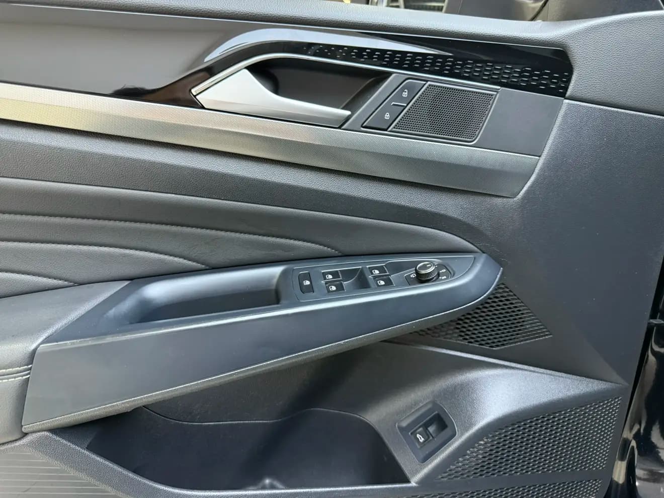 Volkswagen Passat 2023 г. 68085 км. — фото 4