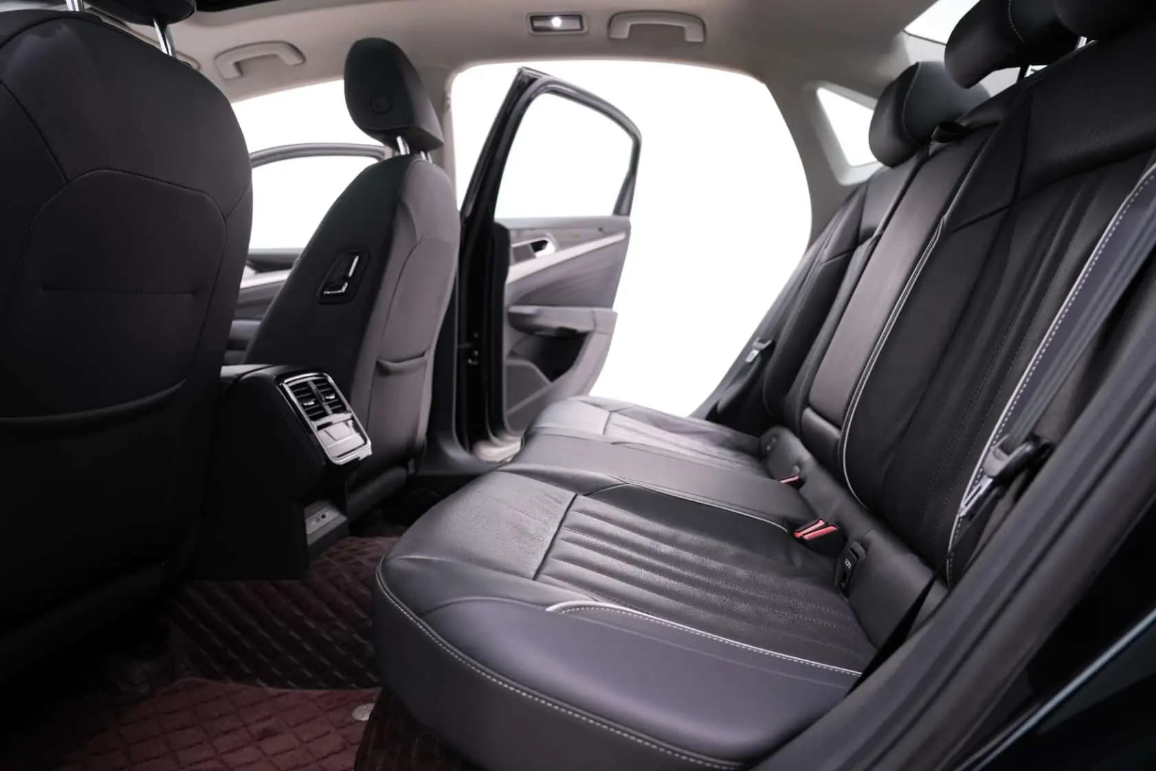 Volkswagen Passat 2023 г. 63287 км. — фото 17