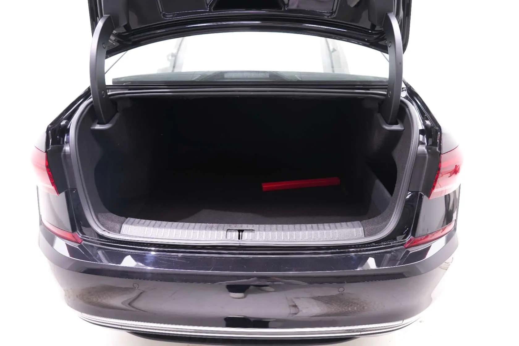 Volkswagen Passat 2023 г. 63287 км. — фото 20