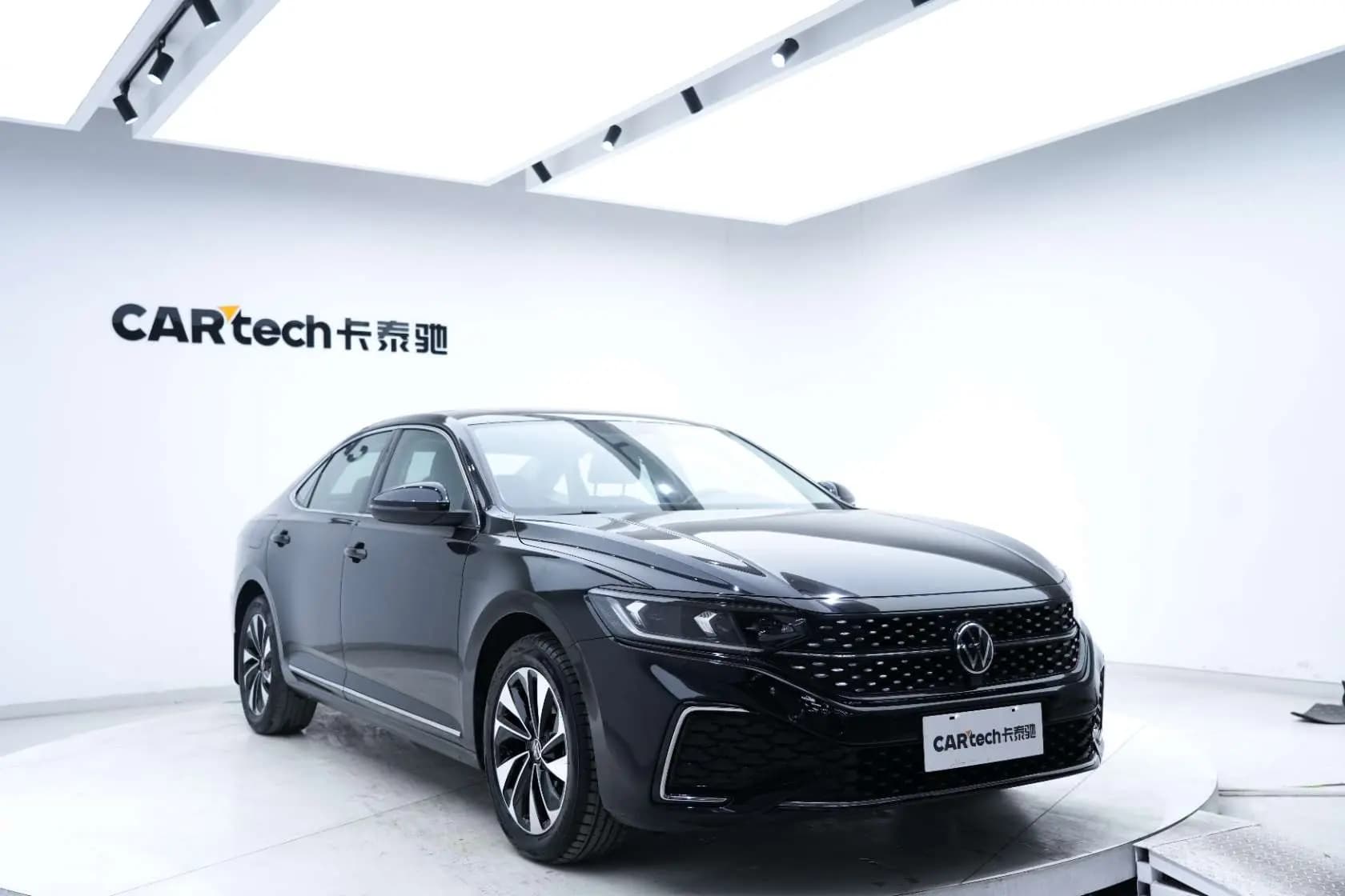 Volkswagen Passat 2023 г. 63287 км. — фото 3