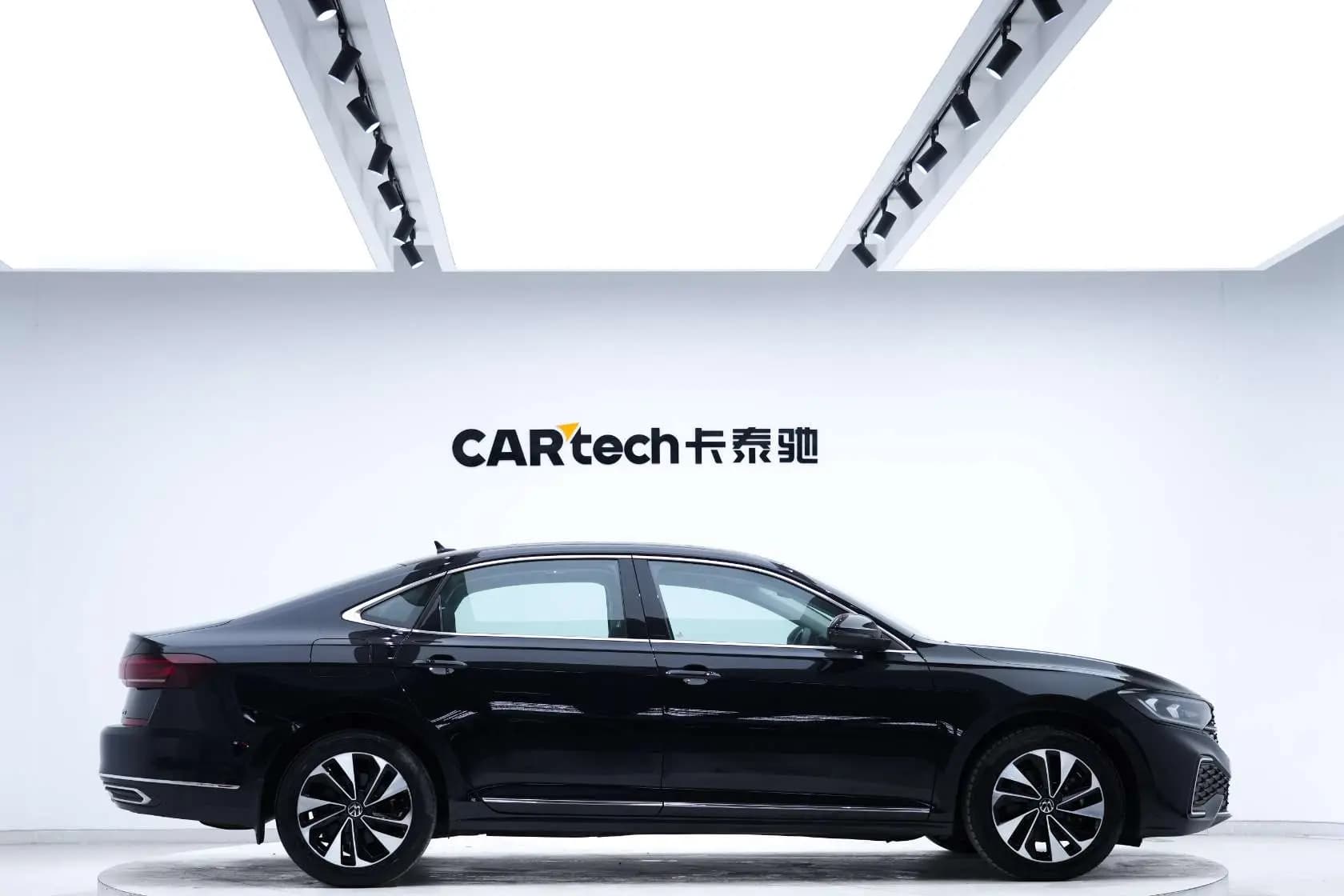 Volkswagen Passat 2023 г. 63287 км. — фото 4