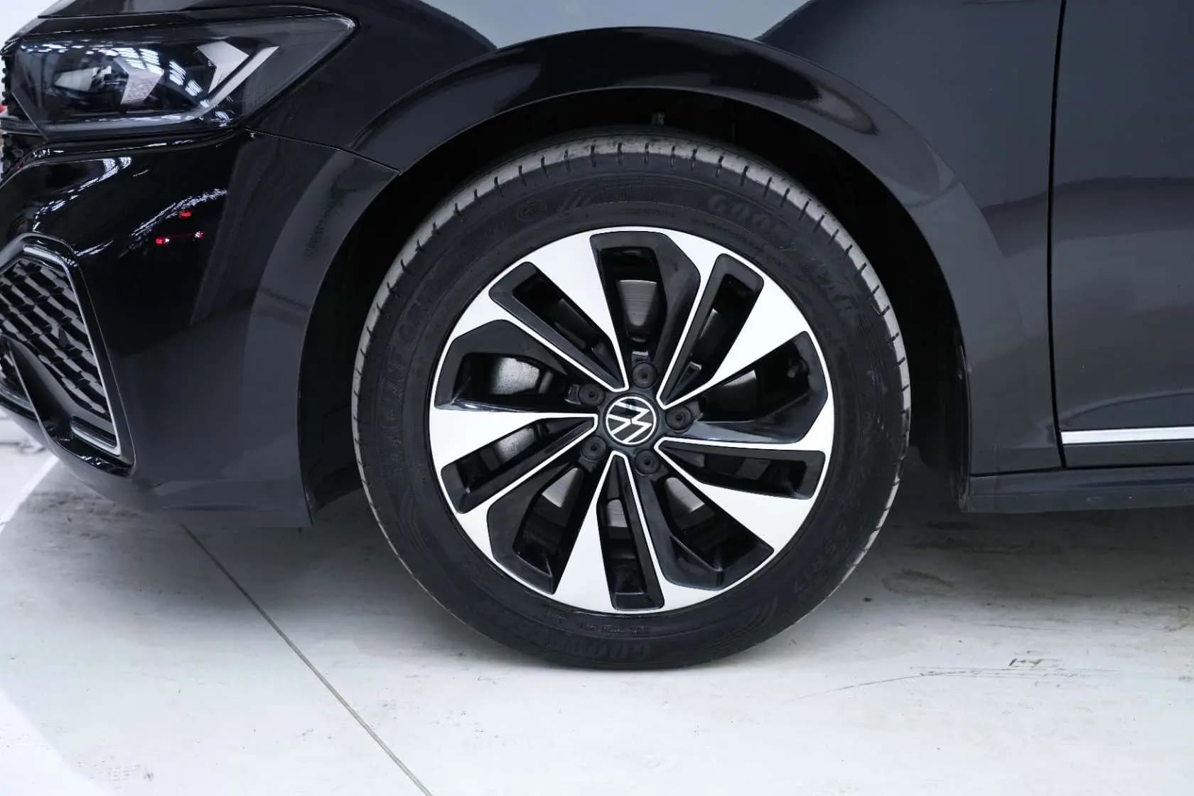 Volkswagen Passat 2023 г. 63287 км. — фото 7