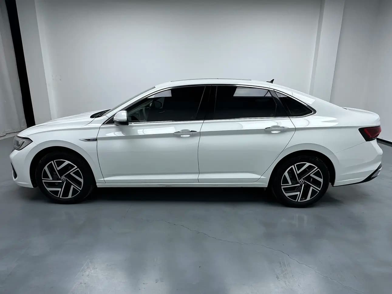 Volkswagen Sagitar 2022 г. 42619 км. — фото 2