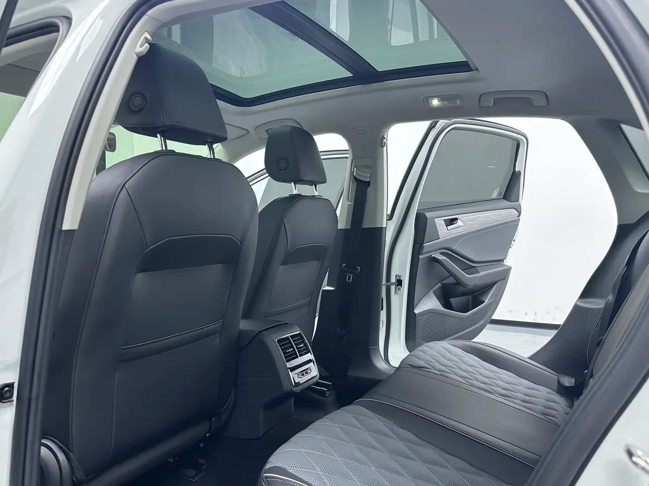 Volkswagen Sagitar 2022 г. 42619 км. — фото 17