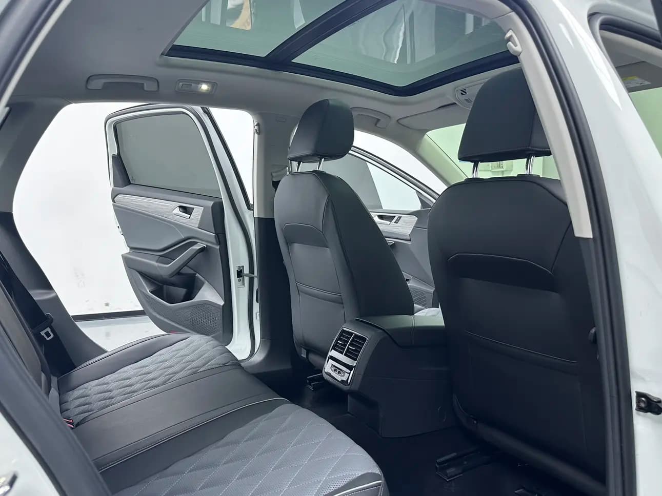 Volkswagen Sagitar 2022 г. 42619 км. — фото 18