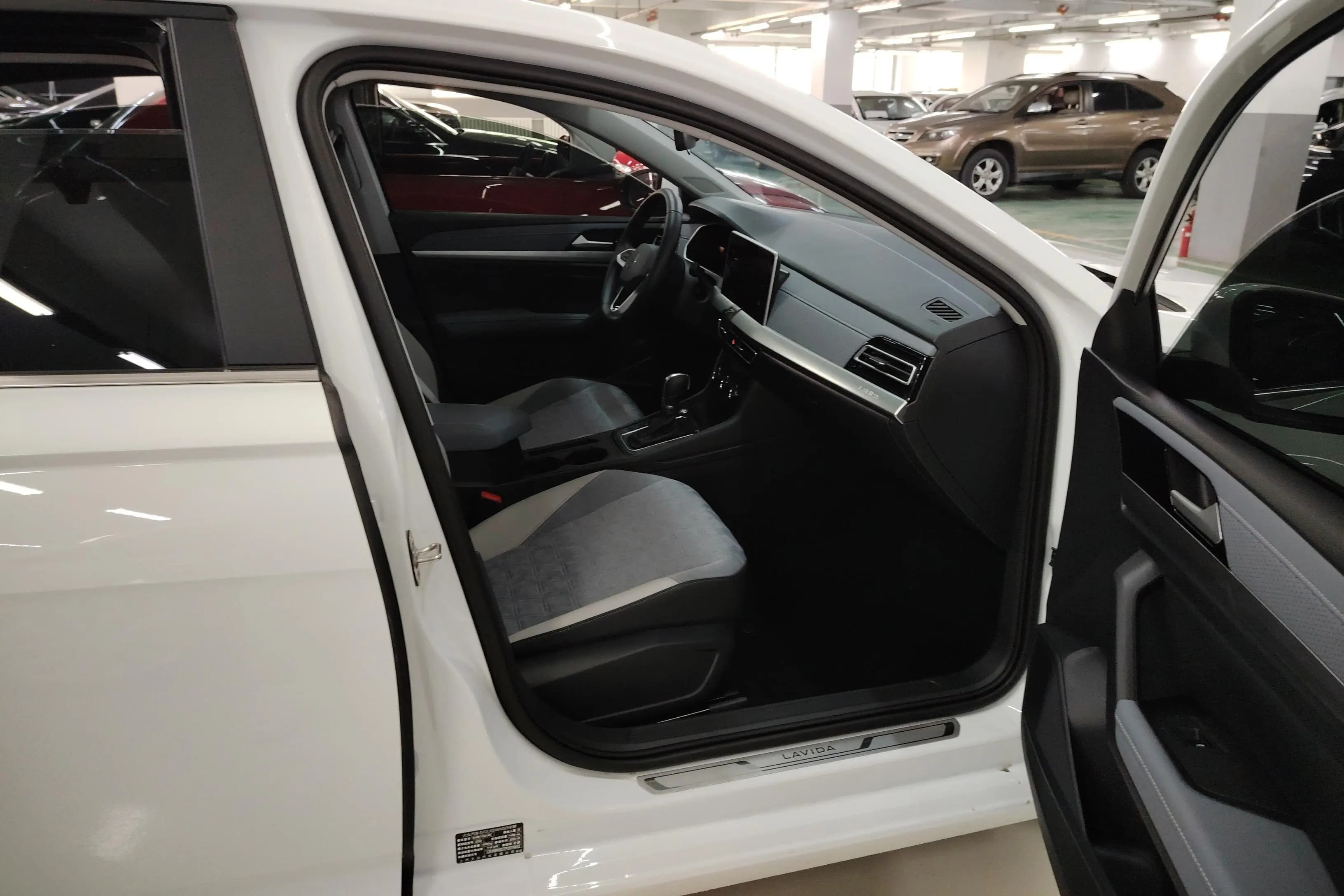 Volkswagen Lavida 2023 г. 22500 км. — фото 14