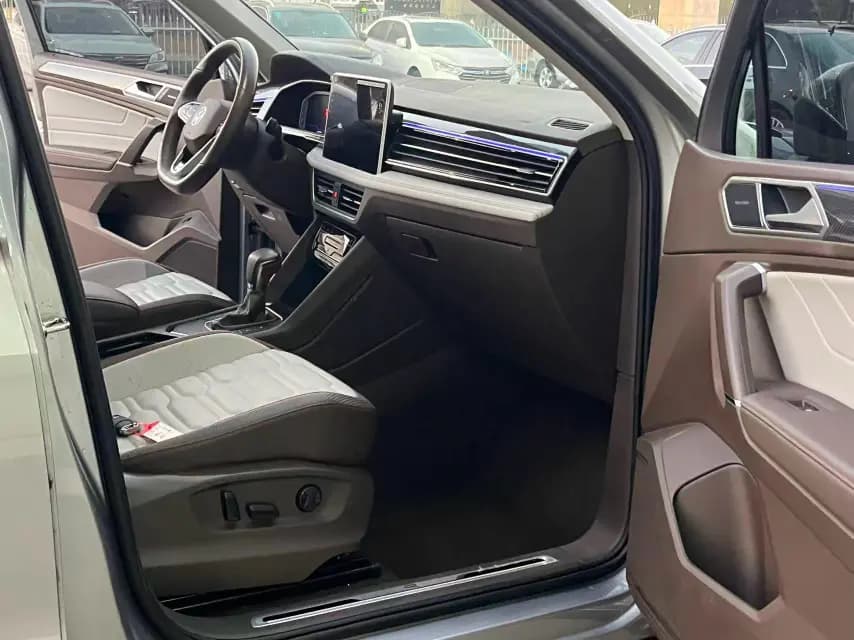 Volkswagen Tiguan L 2022 г. 21000 км. — фото 3