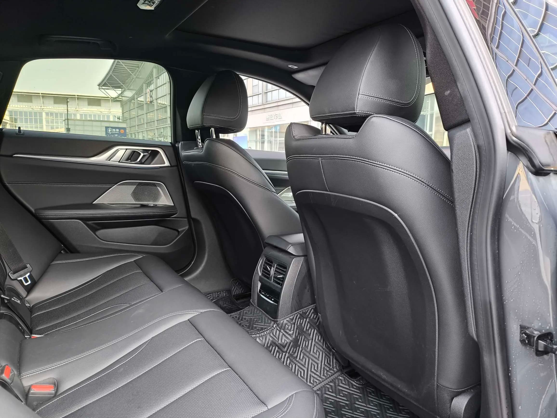BMW i4 2022 г. 34096 км. — фото 19
