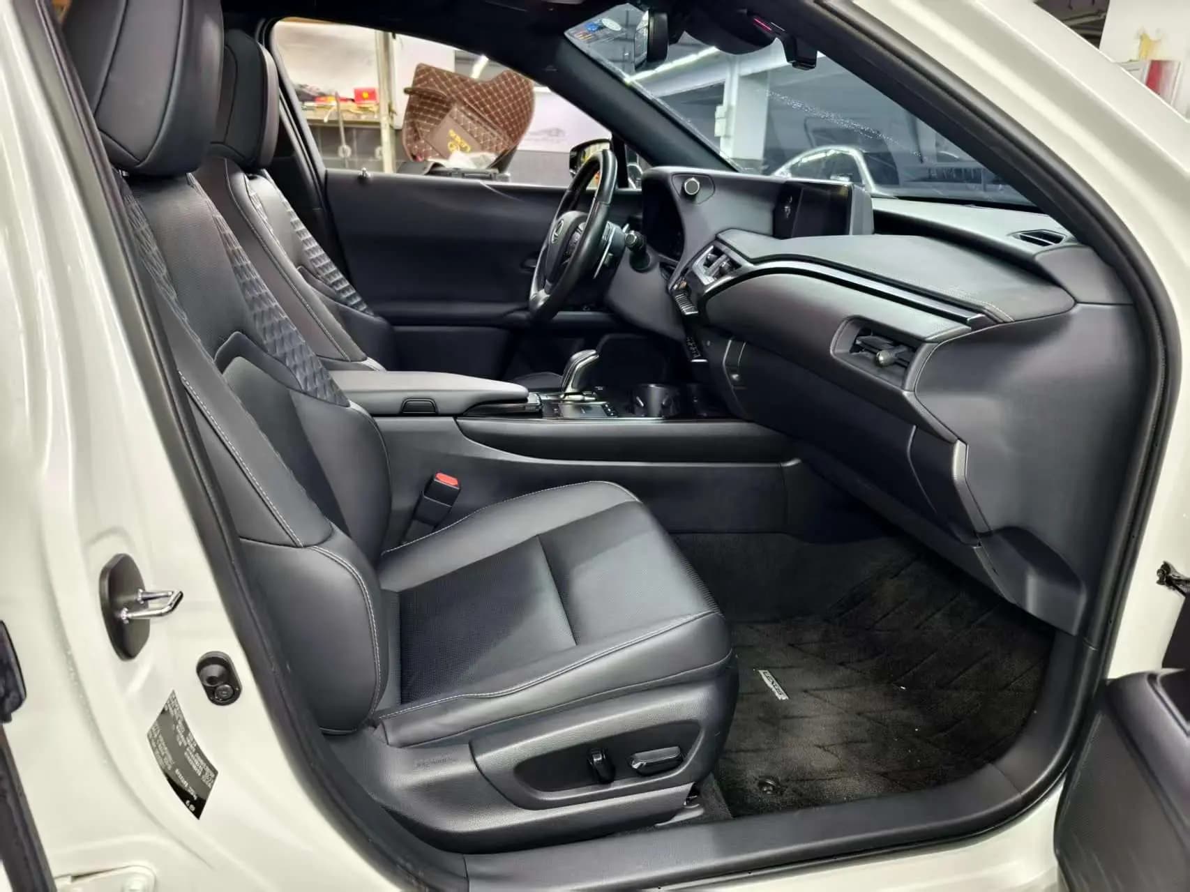Lexus UX EV 2021 г. 40115 км. — фото 16