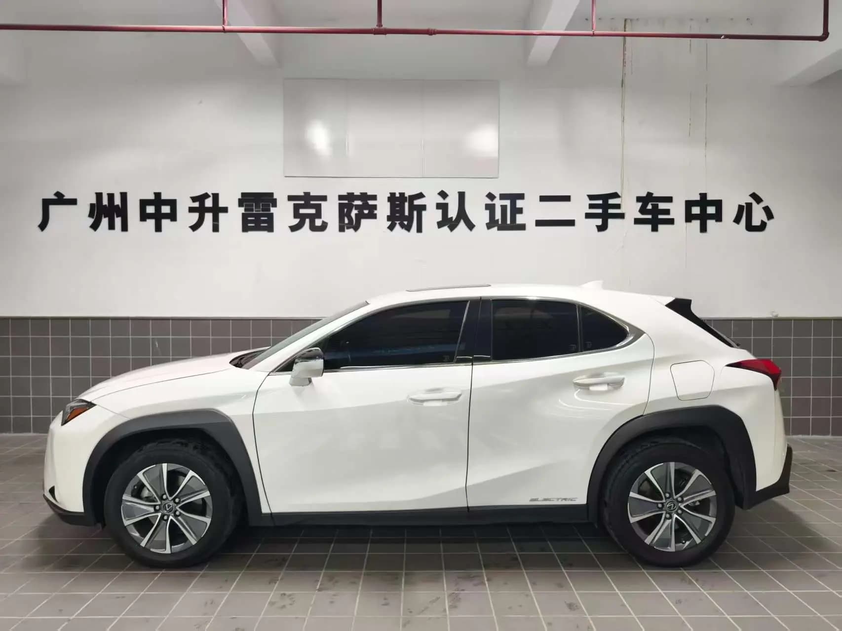 Lexus UX EV 2021 г. 40115 км. — фото 3
