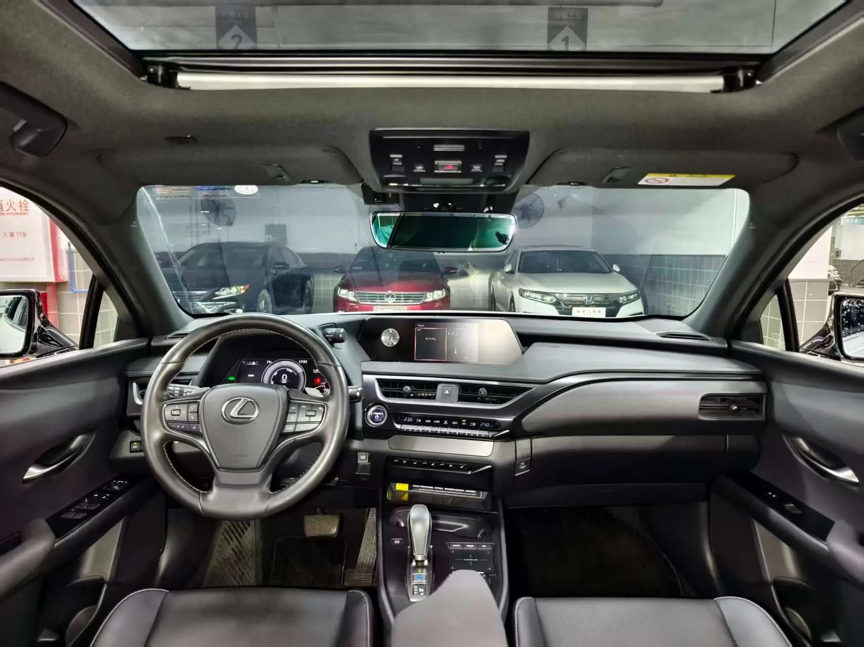 Lexus UX EV 2021 г. 40115 км. — фото 9