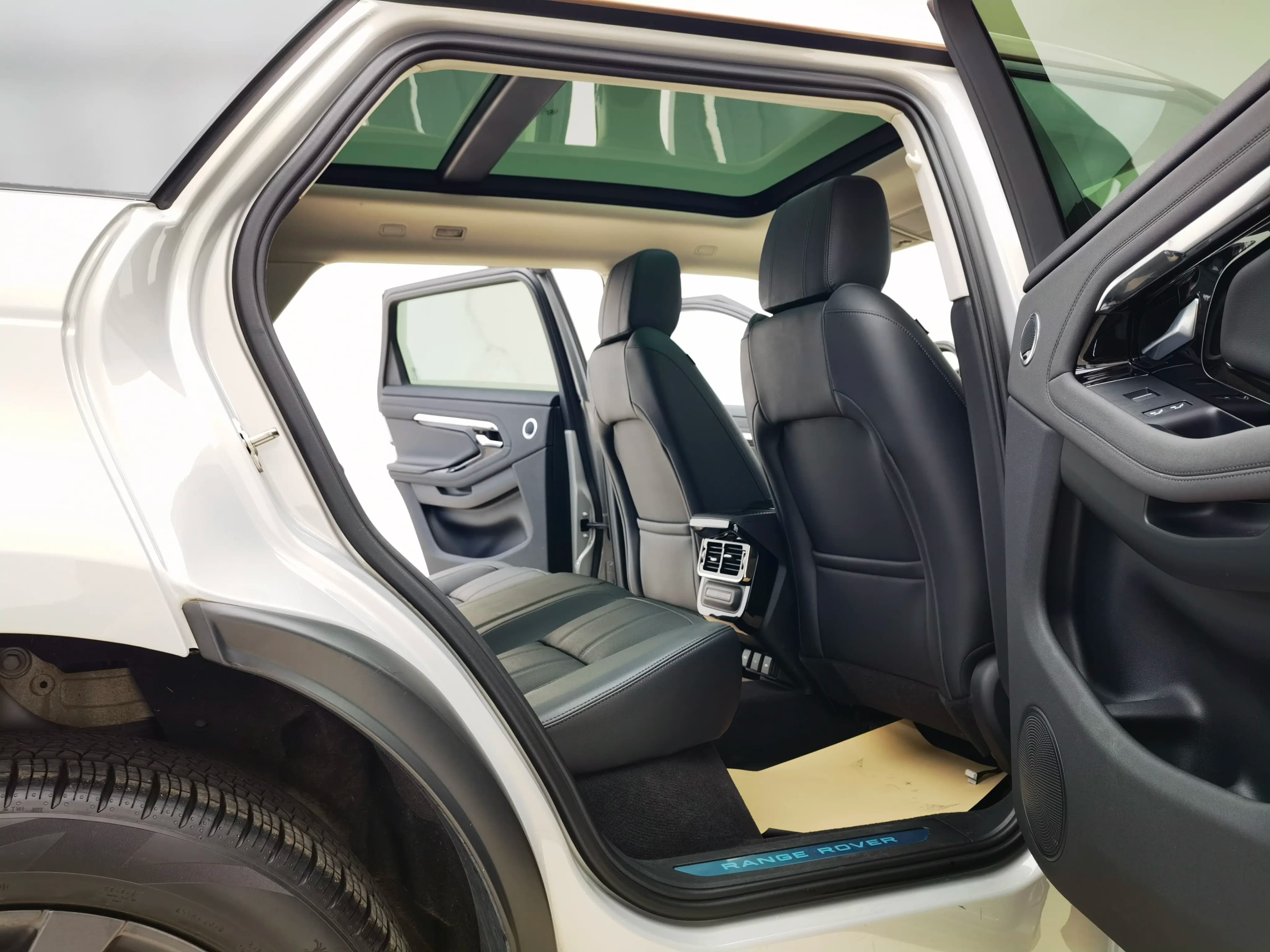 Land Rover Range Rover Evoque 2023 г. 37115 км. — фото 22