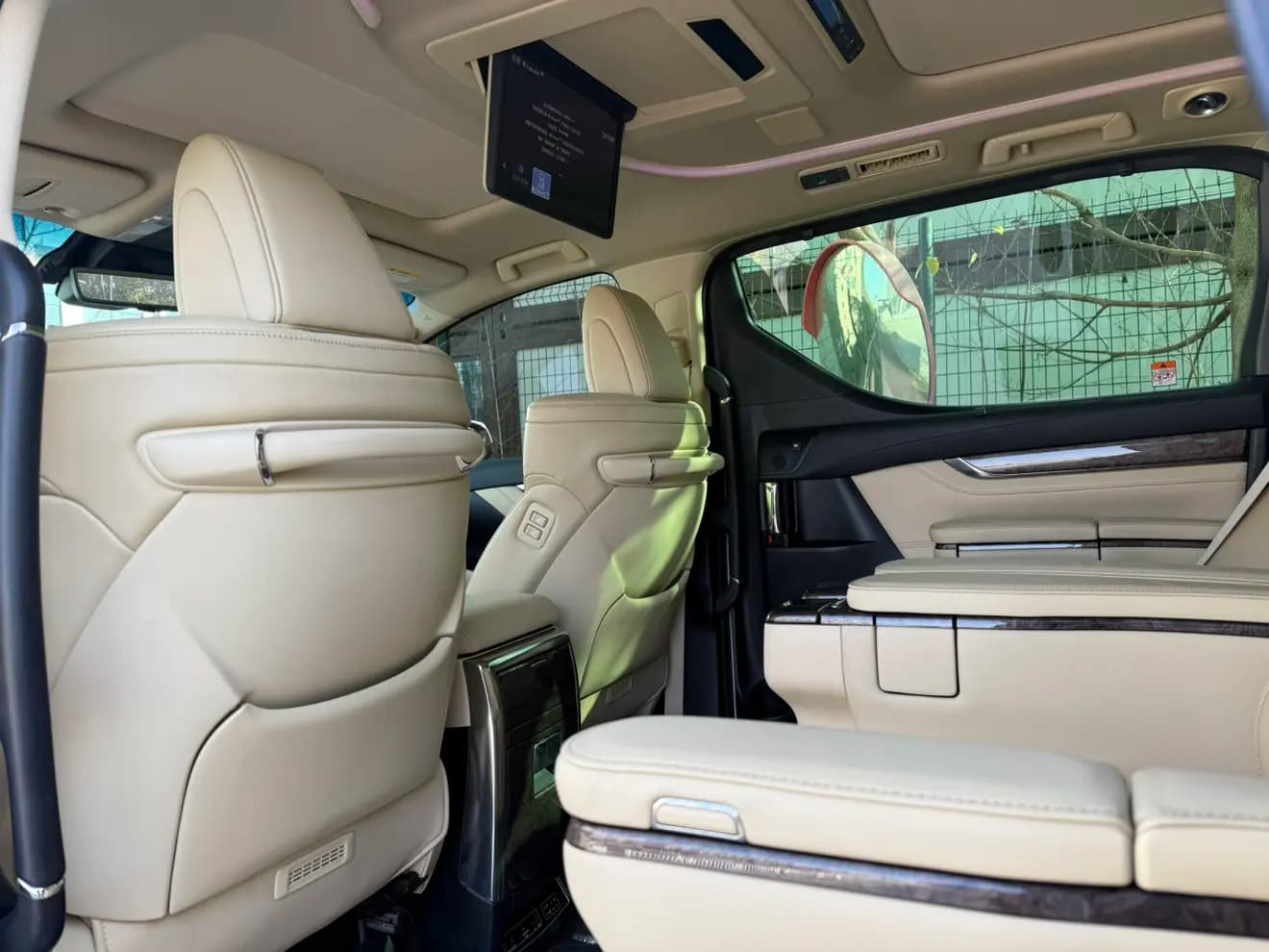 Toyota Alphard 2022 г. 77013 км. — фото 11
