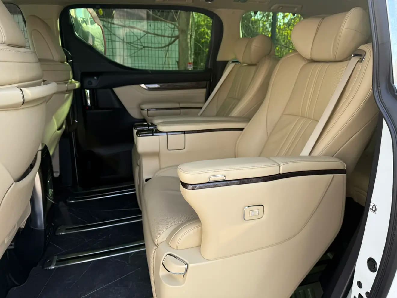 Toyota Alphard 2022 г. 77013 км. — фото 12