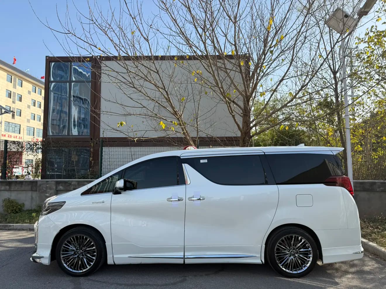 Toyota Alphard 2022 г. 77013 км. — фото 4