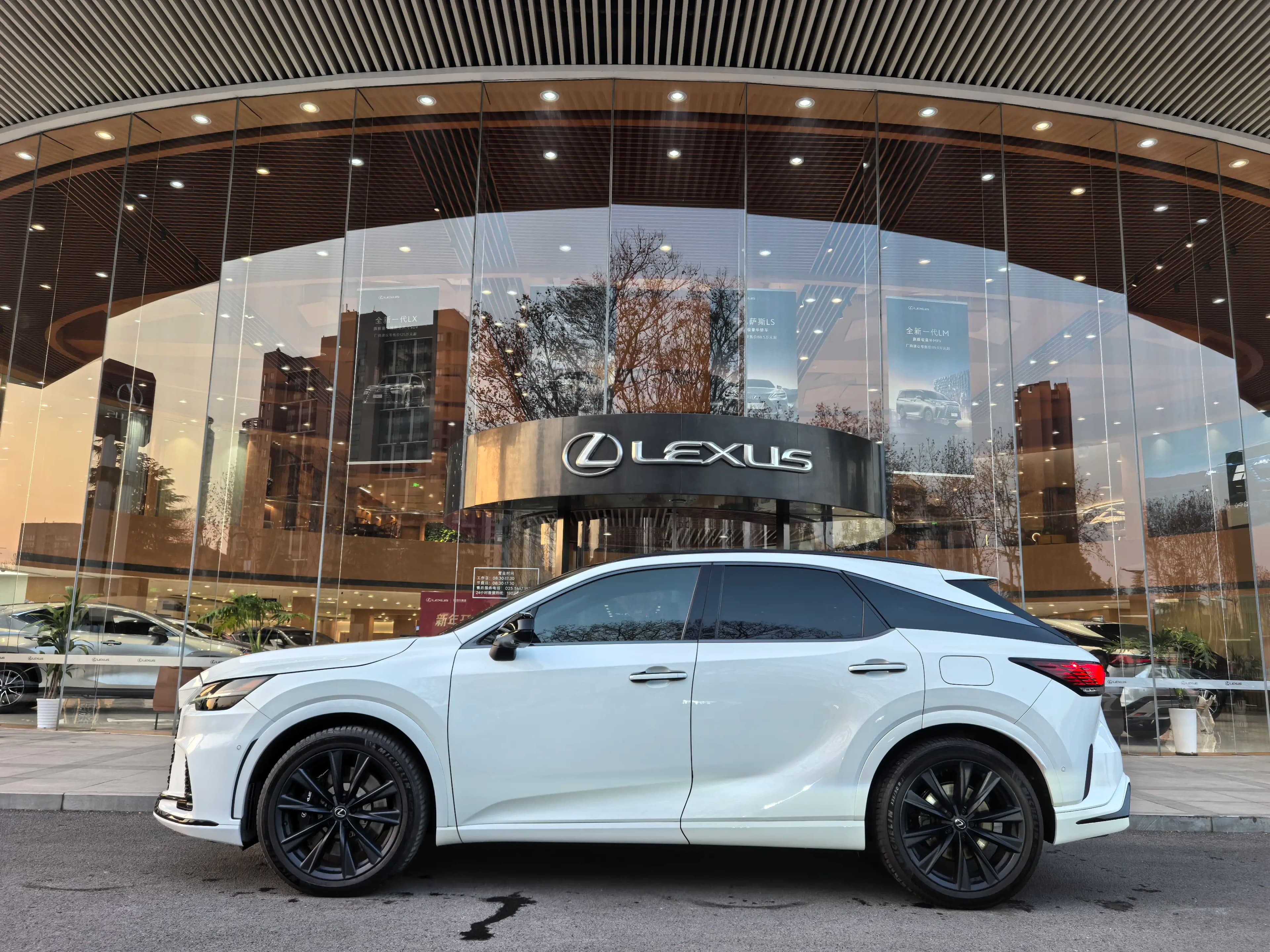 Lexus RX 2023 г. 23073 км. — фото 3