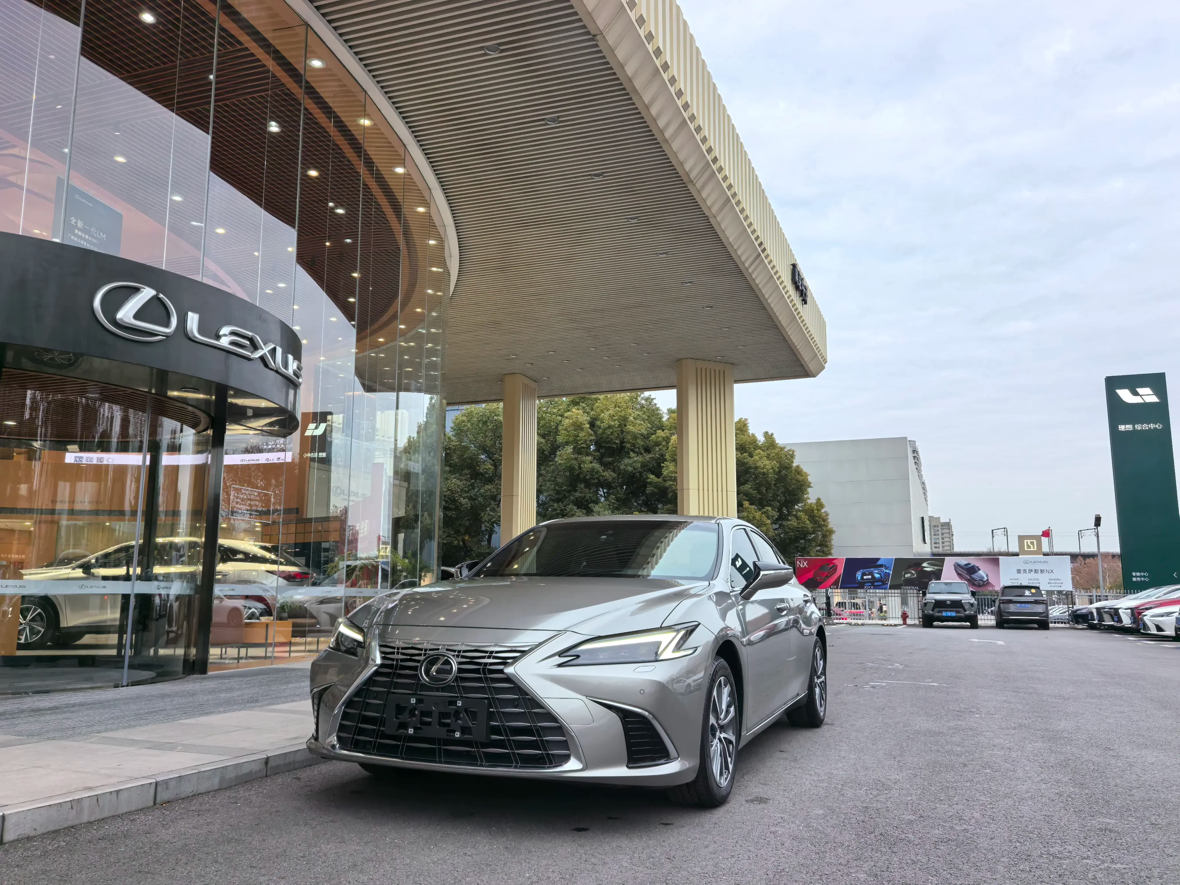 Lexus ES 2025 г. 4132 км.