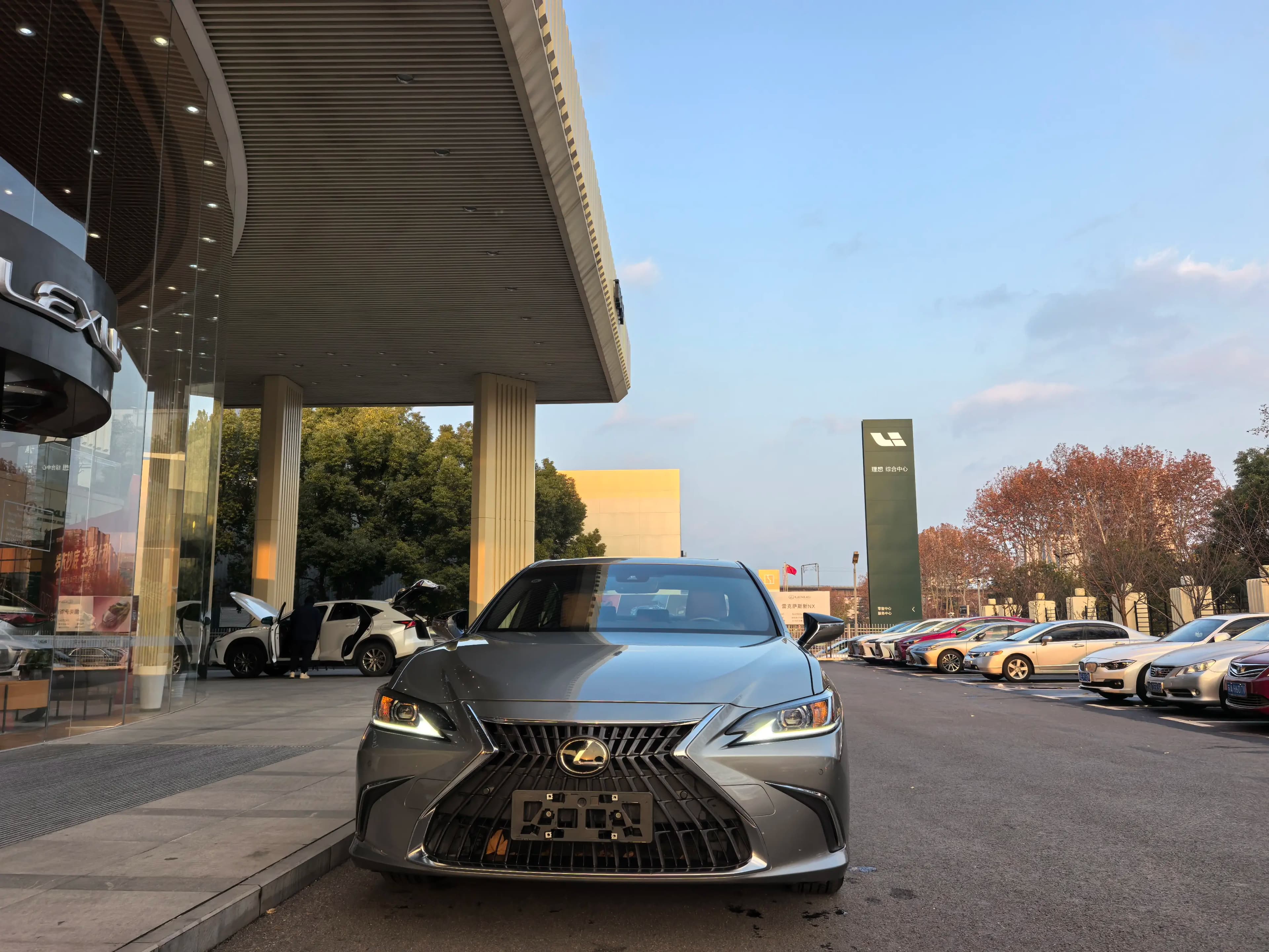 Lexus ES 2024 г. 22133 км. — фото 2