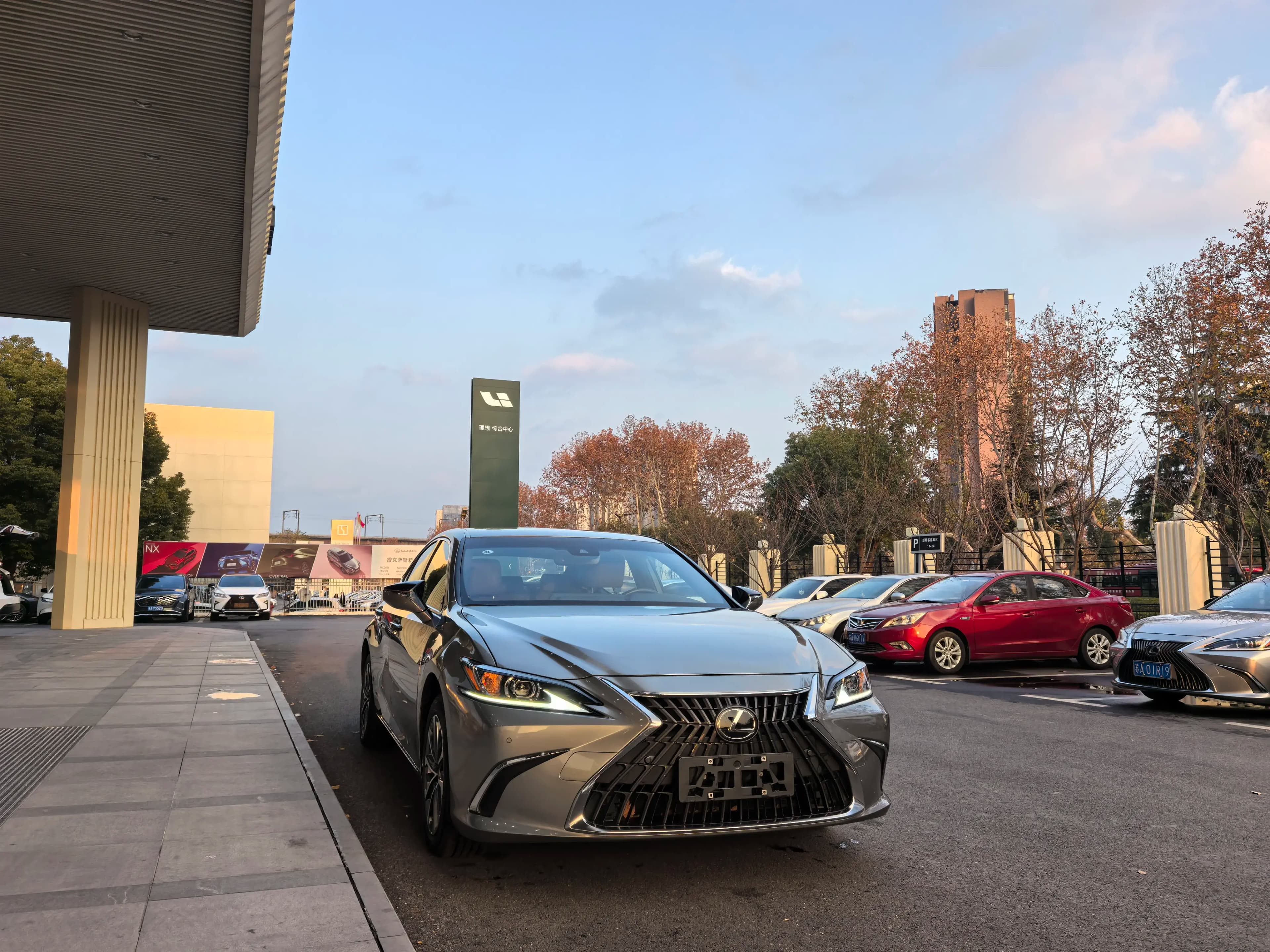 Lexus ES 2024 г. 22133 км. — фото 3