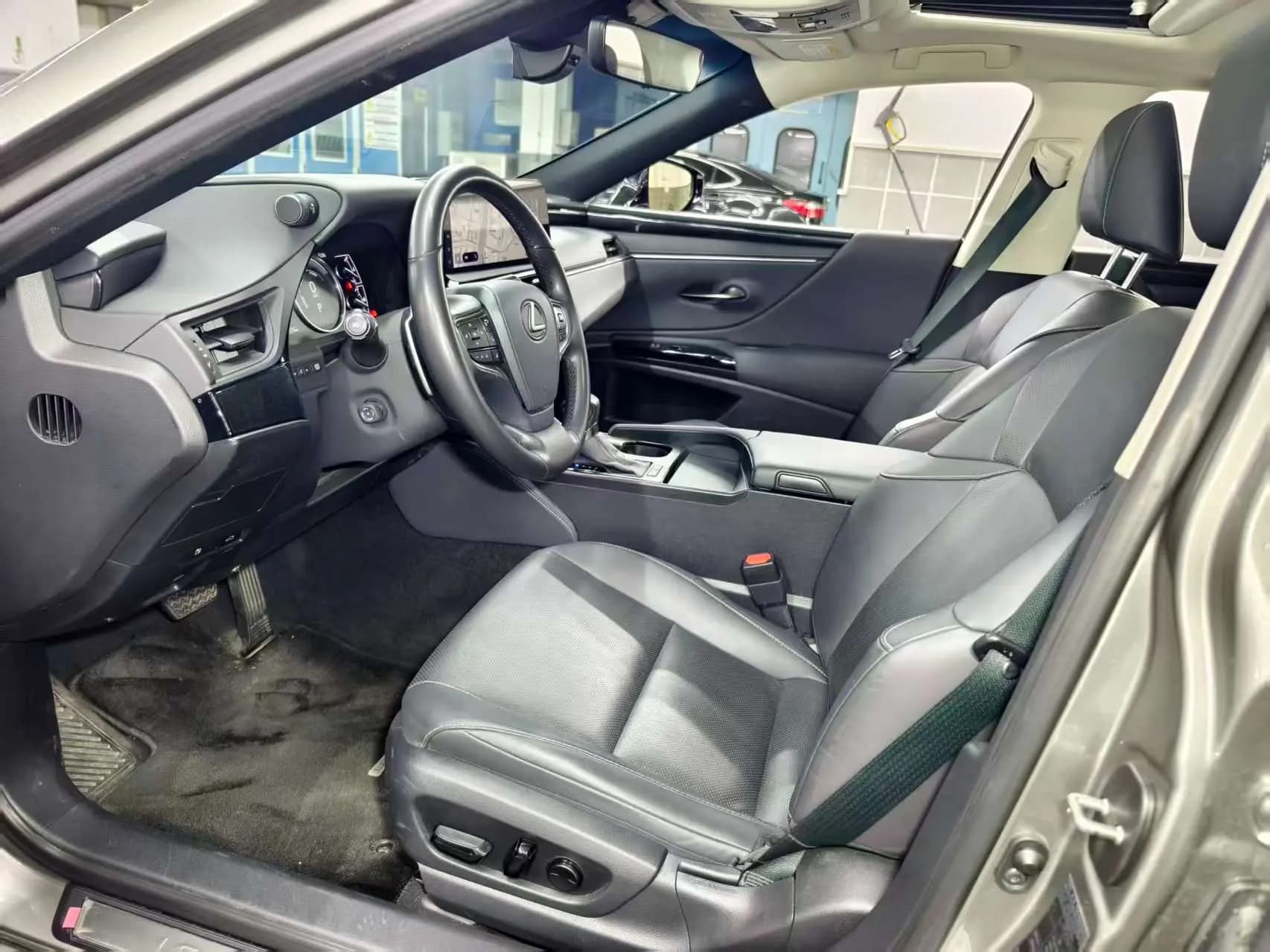 Lexus ES 2023 г. 55107 км. — фото 18