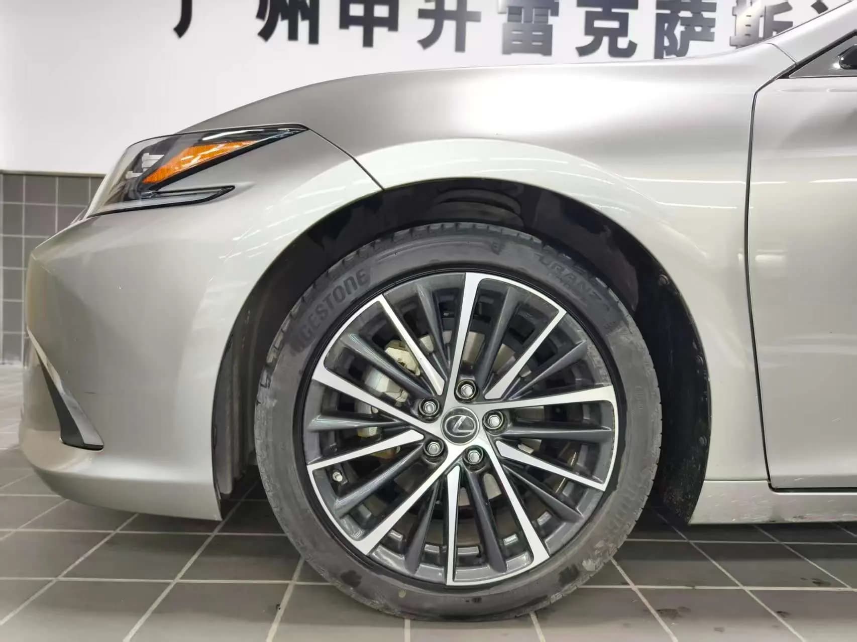 Lexus ES 2023 г. 55107 км. — фото 9
