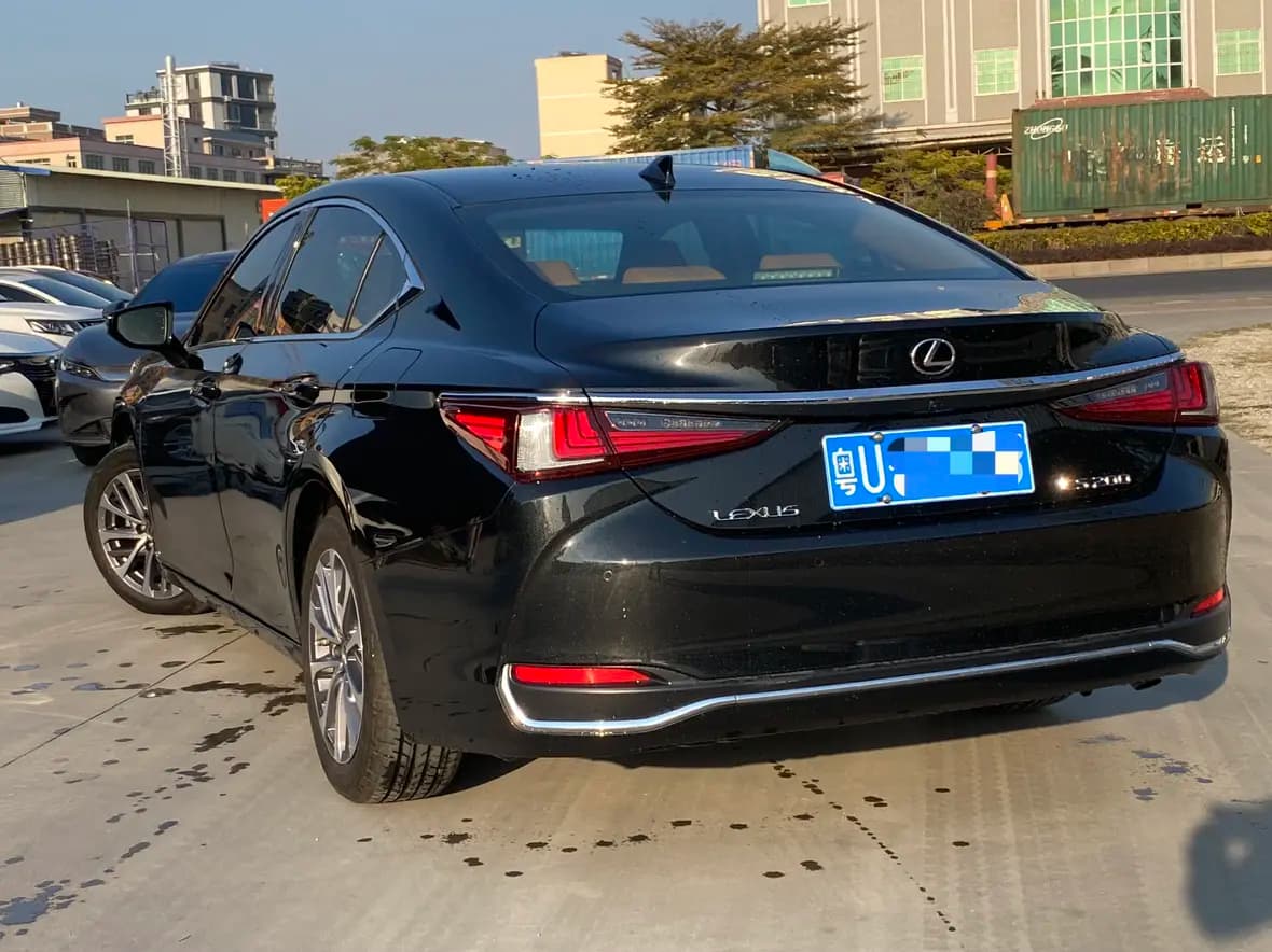 Lexus ES 2022 г. 69134 км. — фото 2