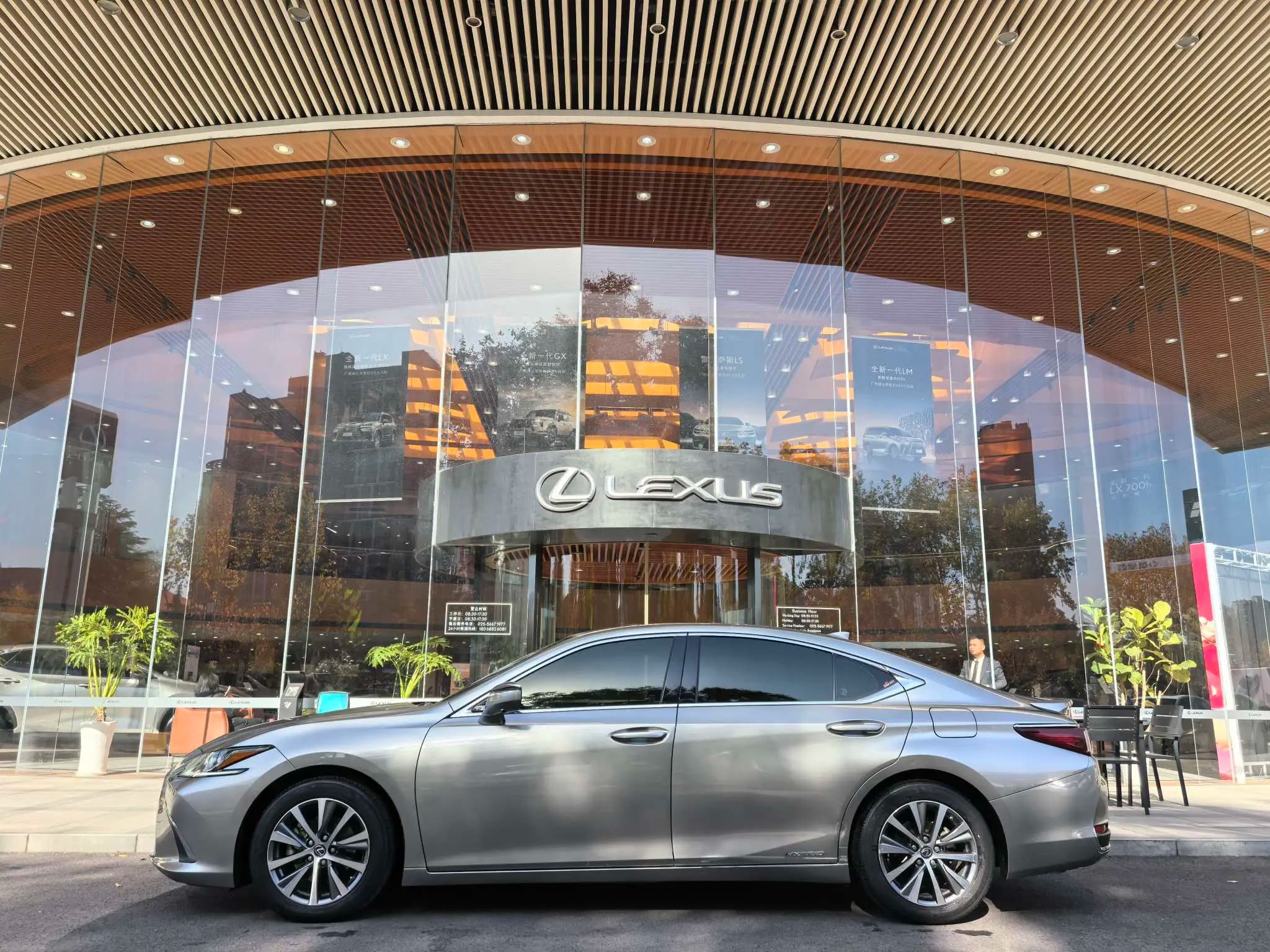 Lexus ES 2021 г. 99136 км. — фото 4