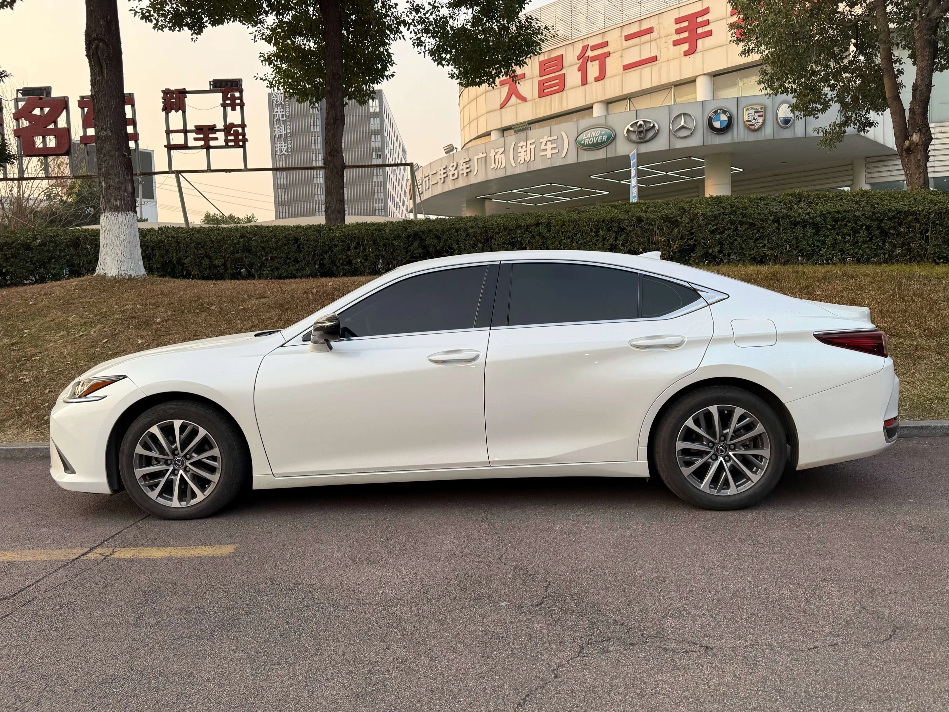 Lexus ES 2022 г. 61140 км. — фото 3