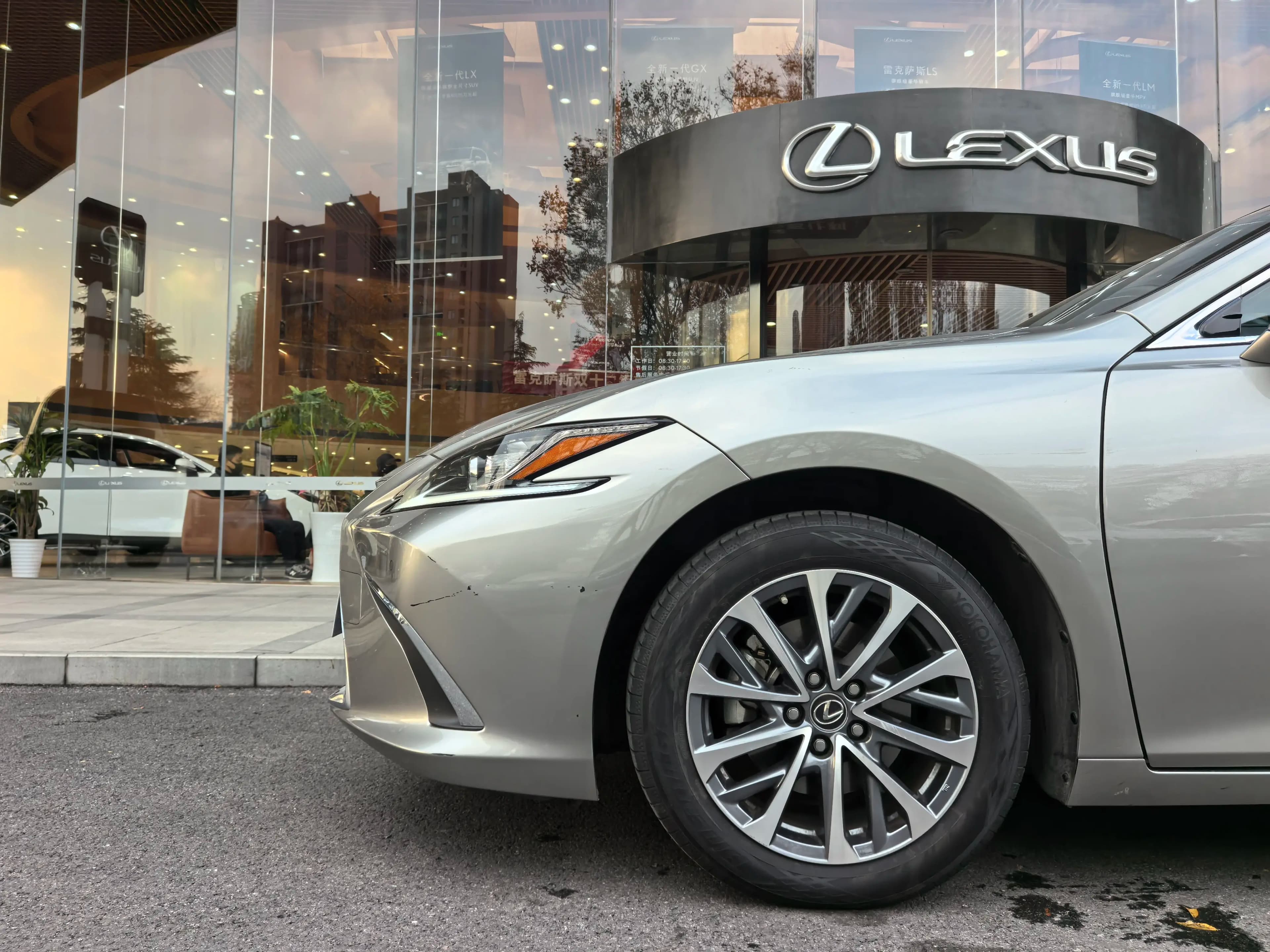 Lexus ES 2024 г. 30141 км. — фото 9