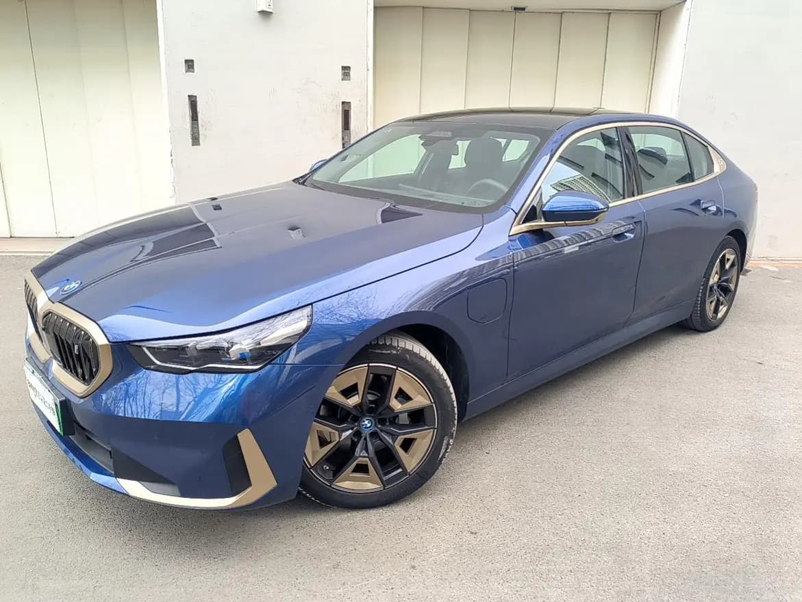 BMW i5 2024 г. 9760 км.