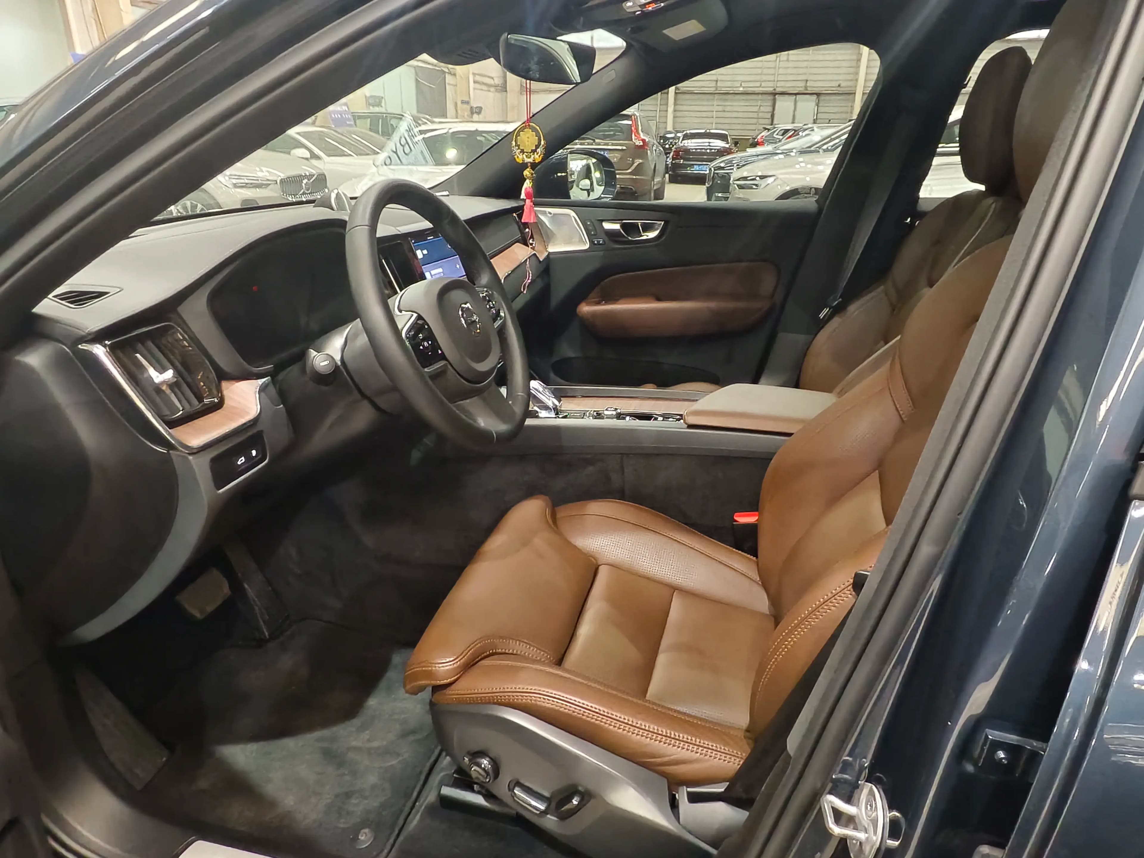 Volvo XC60 PHEV 2023 г. 29112 км. — фото 10