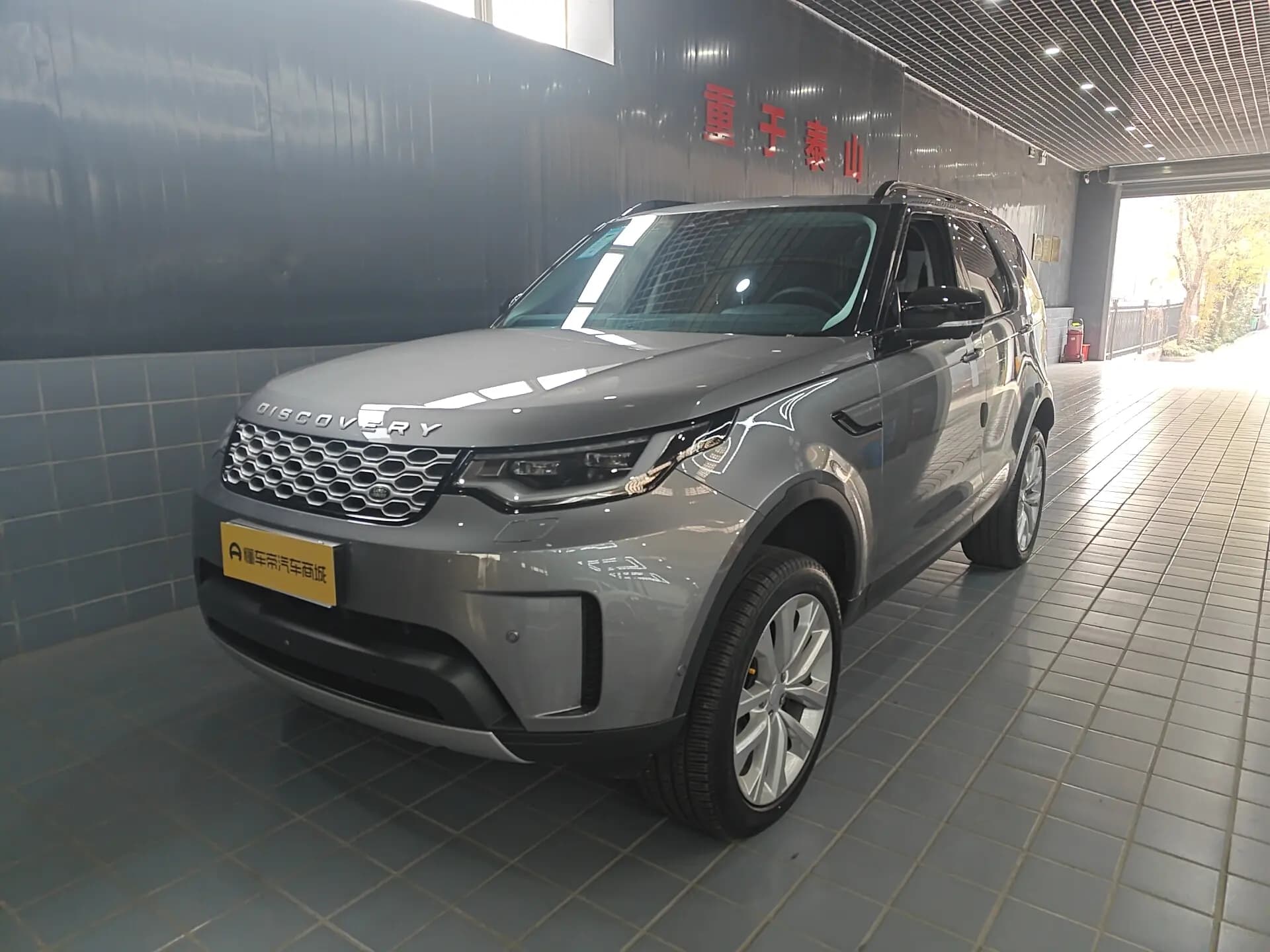 Land Rover Discovery 2025 г. 9817 км.