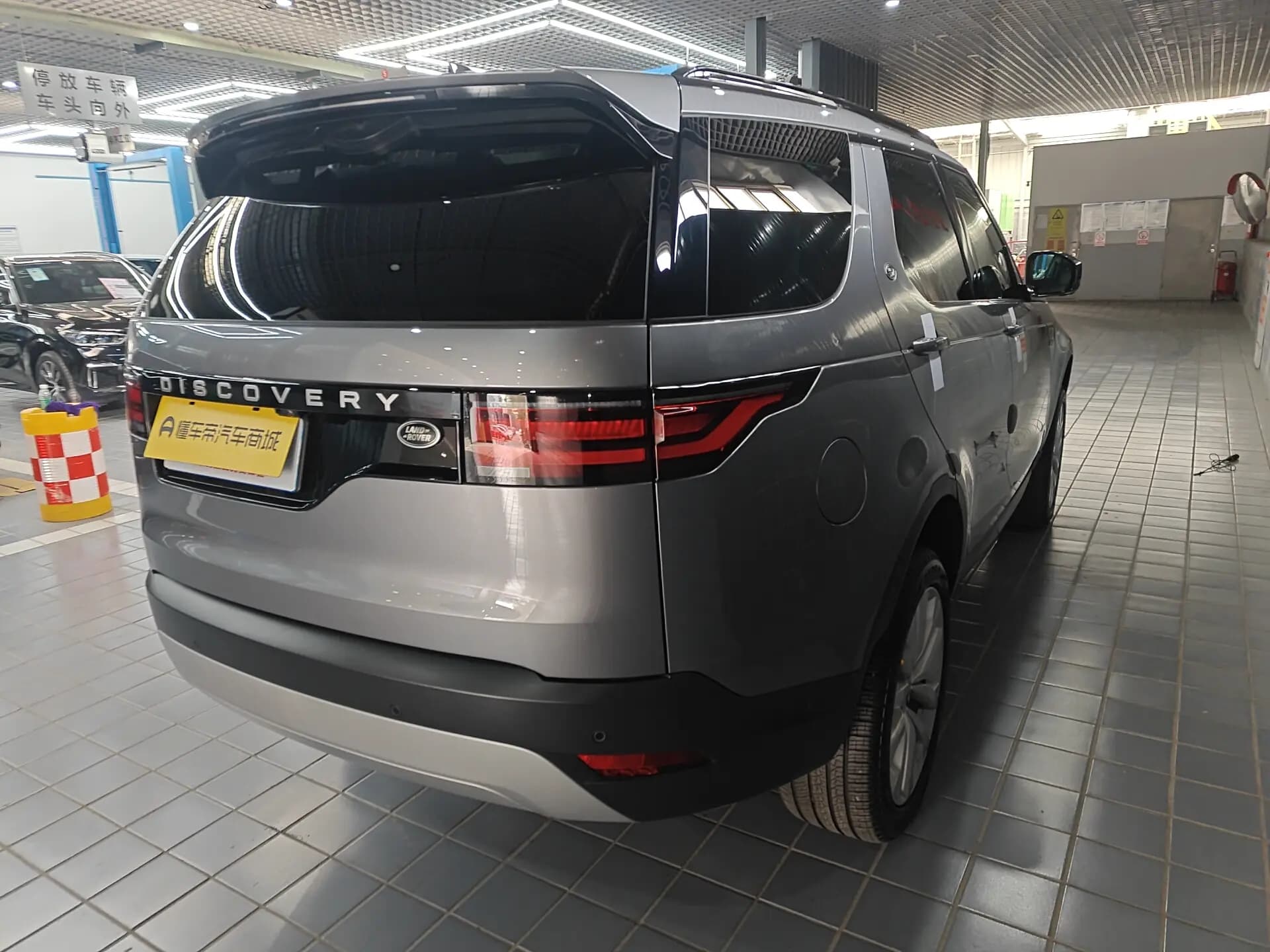 Land Rover Discovery 2025 г. 9817 км. — фото 4