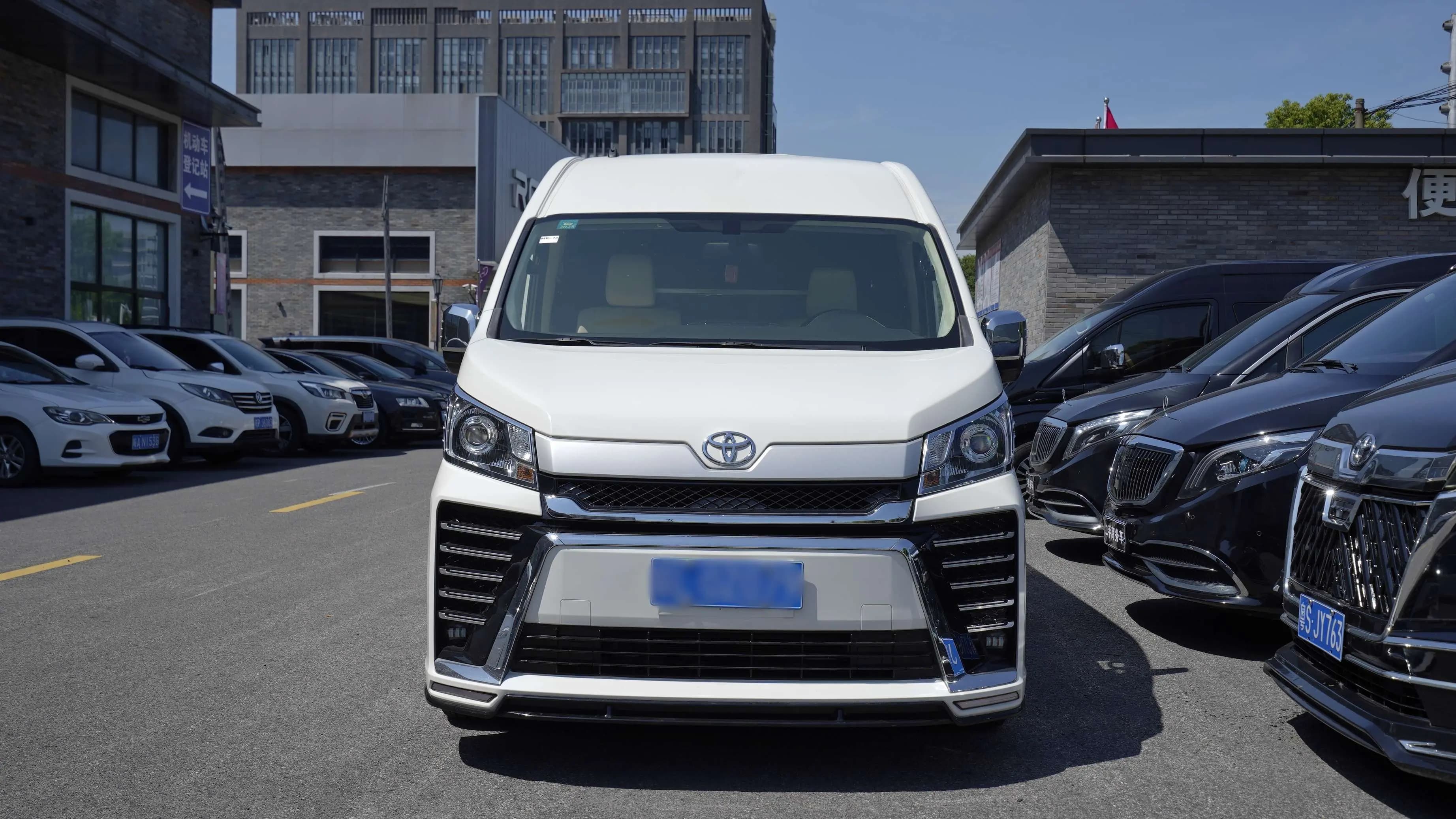 Toyota HiAce 2023 г. 13044 км. — фото 2