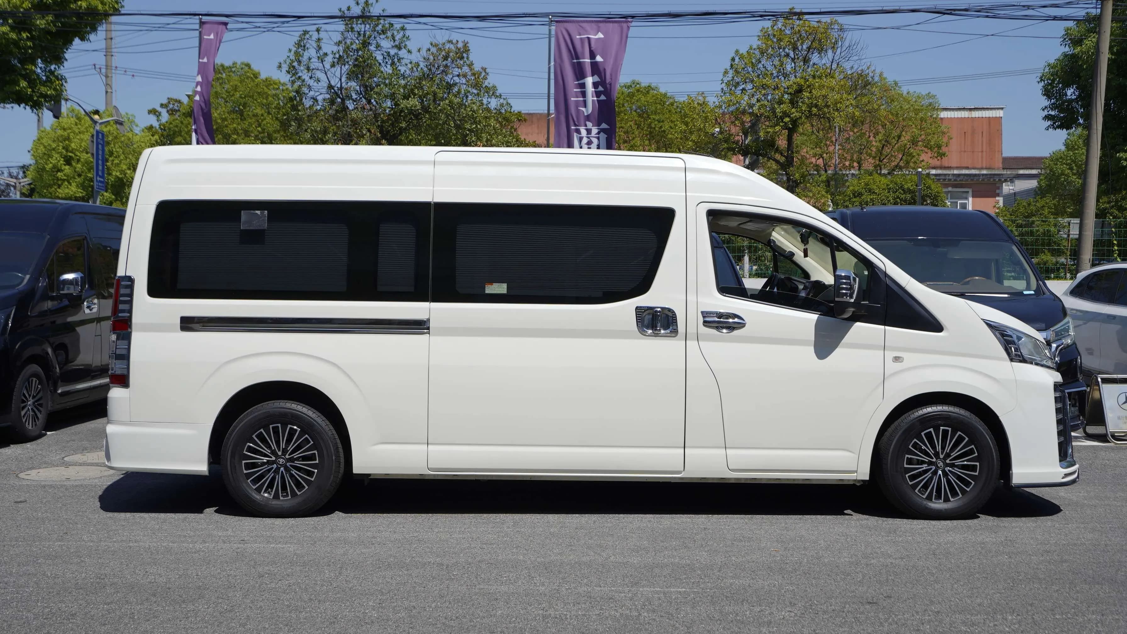 Toyota HiAce 2023 г. 13044 км. — фото 3