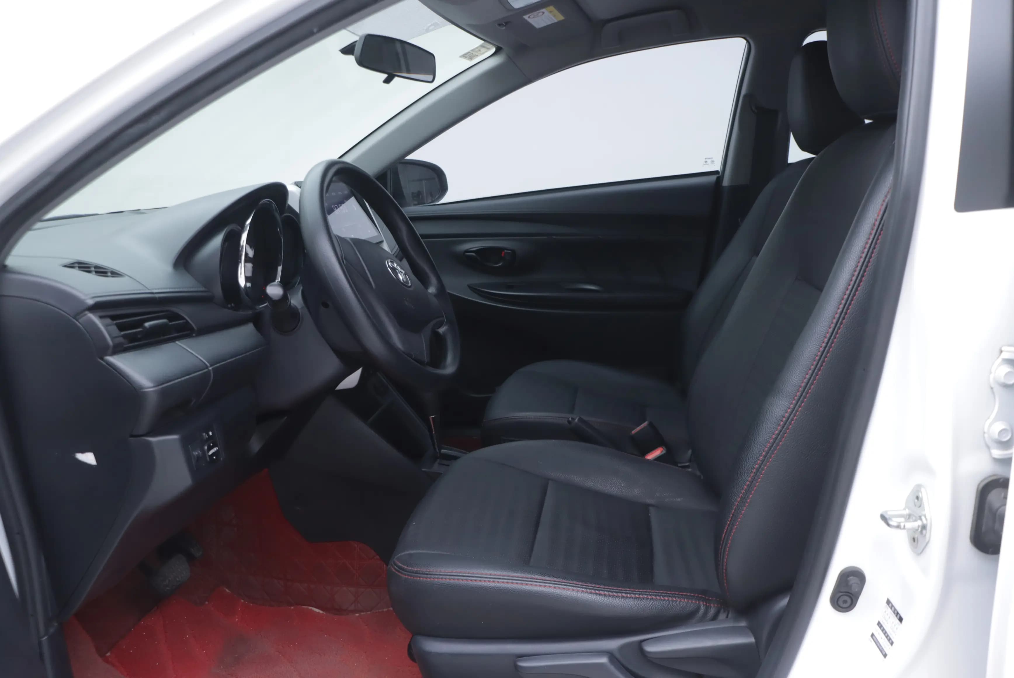 Toyota Yaris L 2021 г. 37422 км. — фото 18