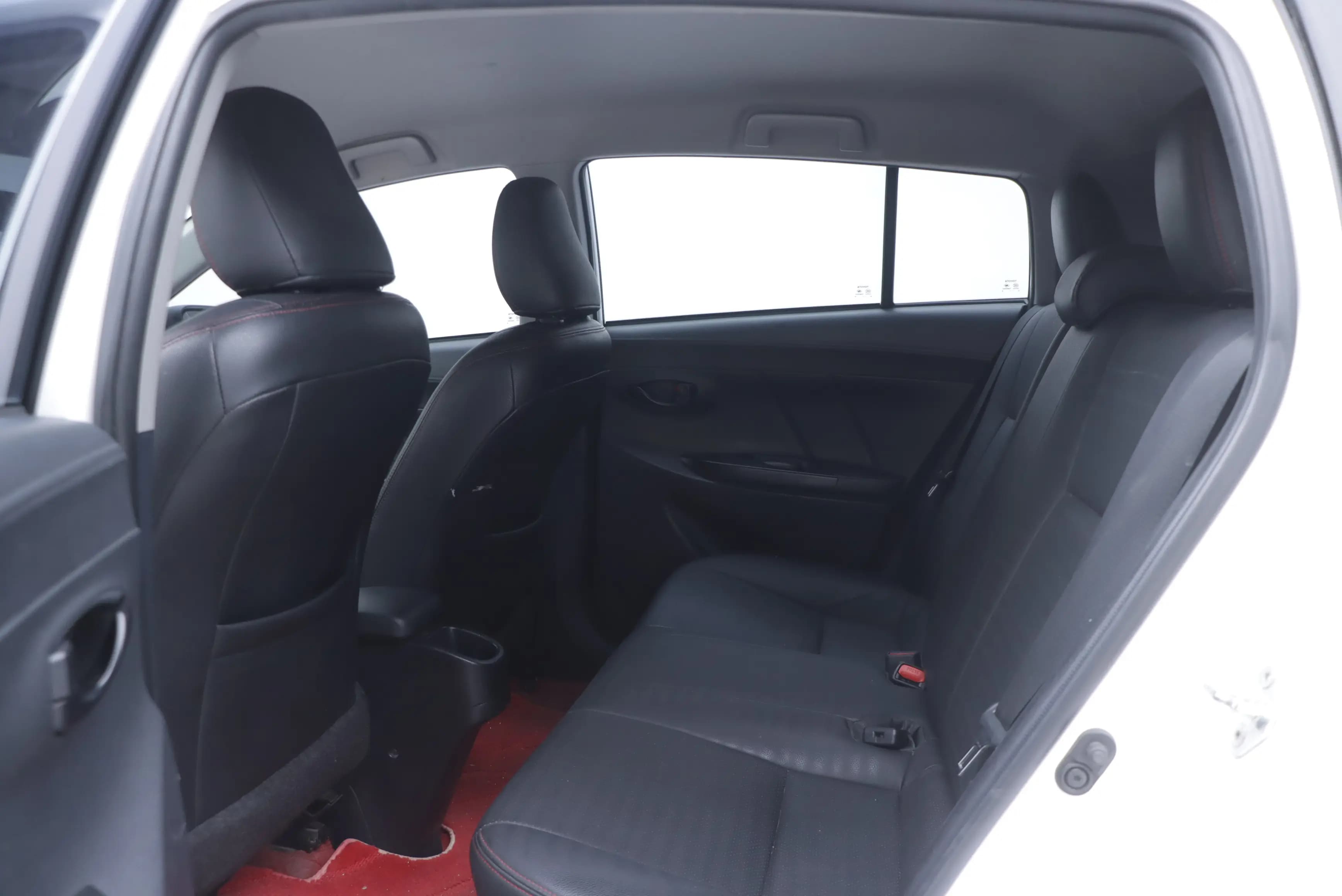 Toyota Yaris L 2021 г. 37422 км. — фото 19