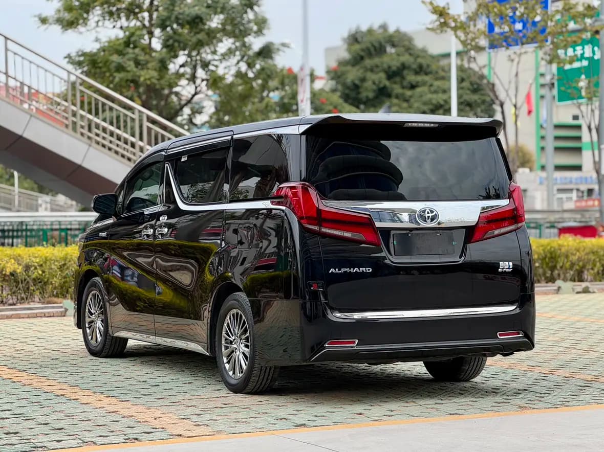 Toyota Alphard 2022 г. 41008 км. — фото 2