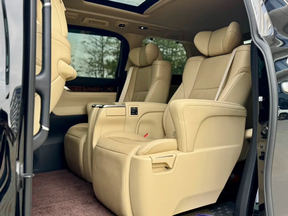 Toyota Alphard 2022 г. 41008 км. — фото 12
