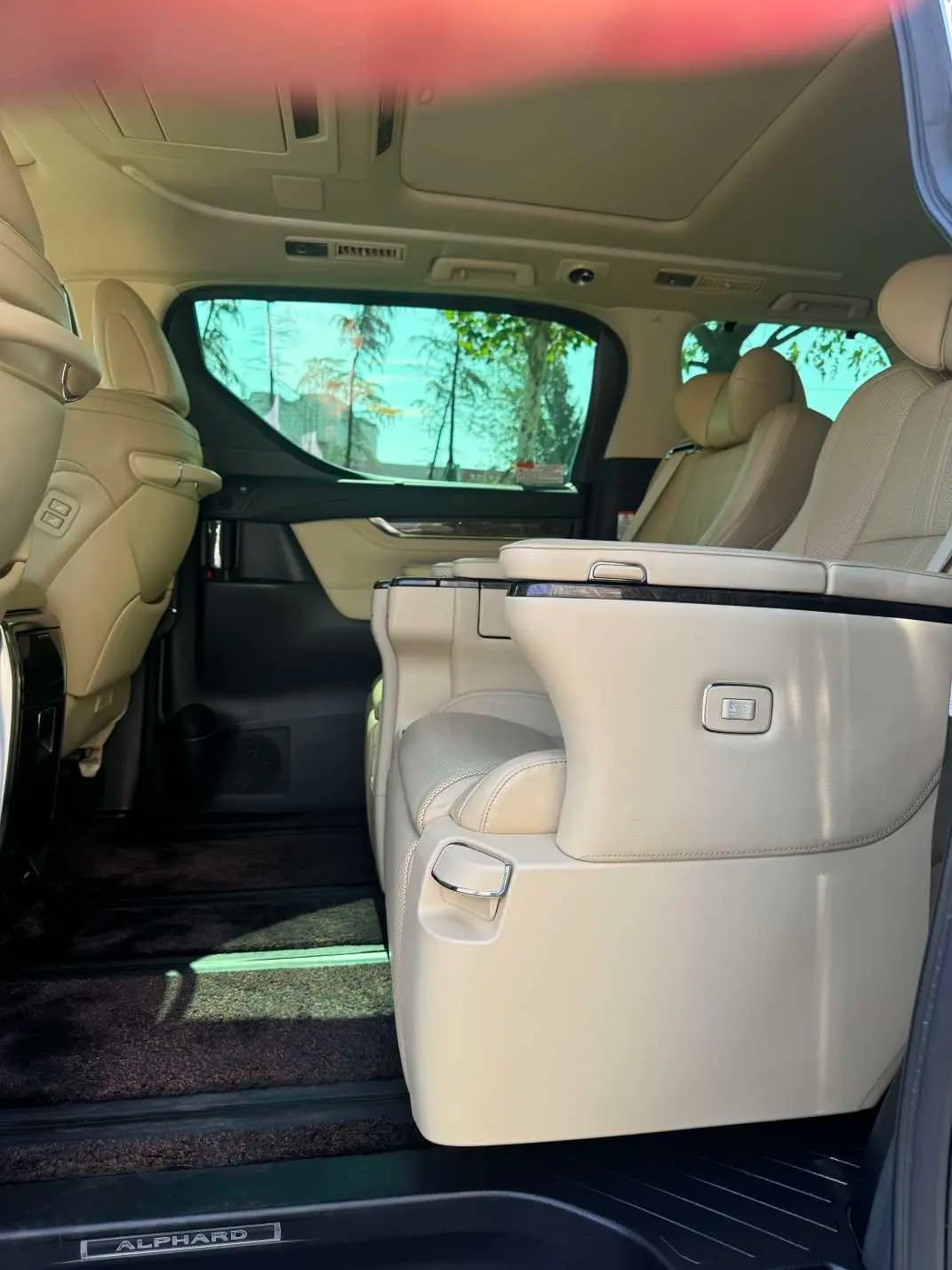 Toyota Alphard 2022 г. 74010 км. — фото 11