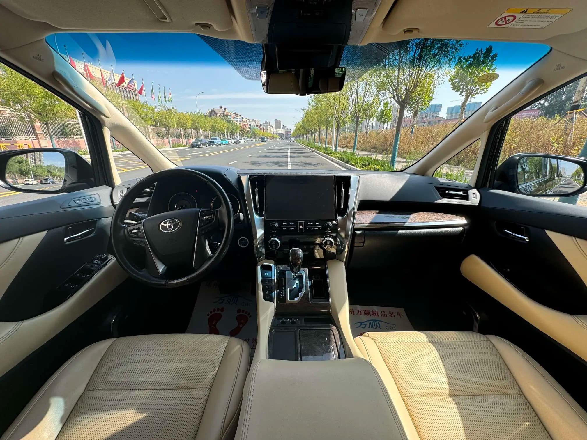 Toyota Alphard 2022 г. 74010 км. — фото 12